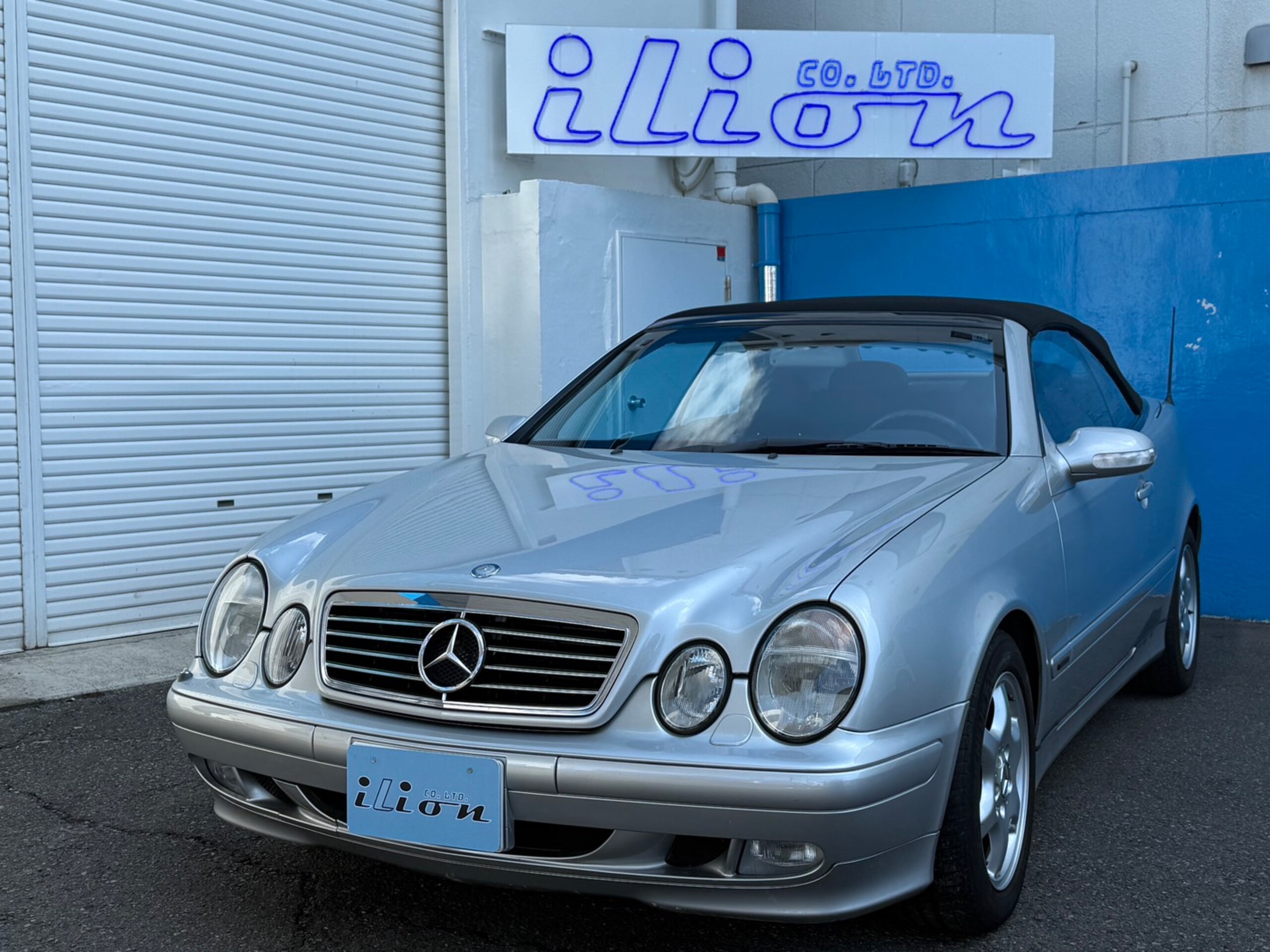 2001 Mercedes-Benz CLKClass Cabriolet - メルセデス・ベンツ CLKクラスカブリオレ CLK320 アバンギャルド 独立4眼ヘッドライトモデル/2オーナー/記録簿11枚/実質2オーナー/禁煙車/ガレージ保管車/フードマスコット・スターエンブレム付属/純正グリル付属/純正工具付属/純正救急セット付属/