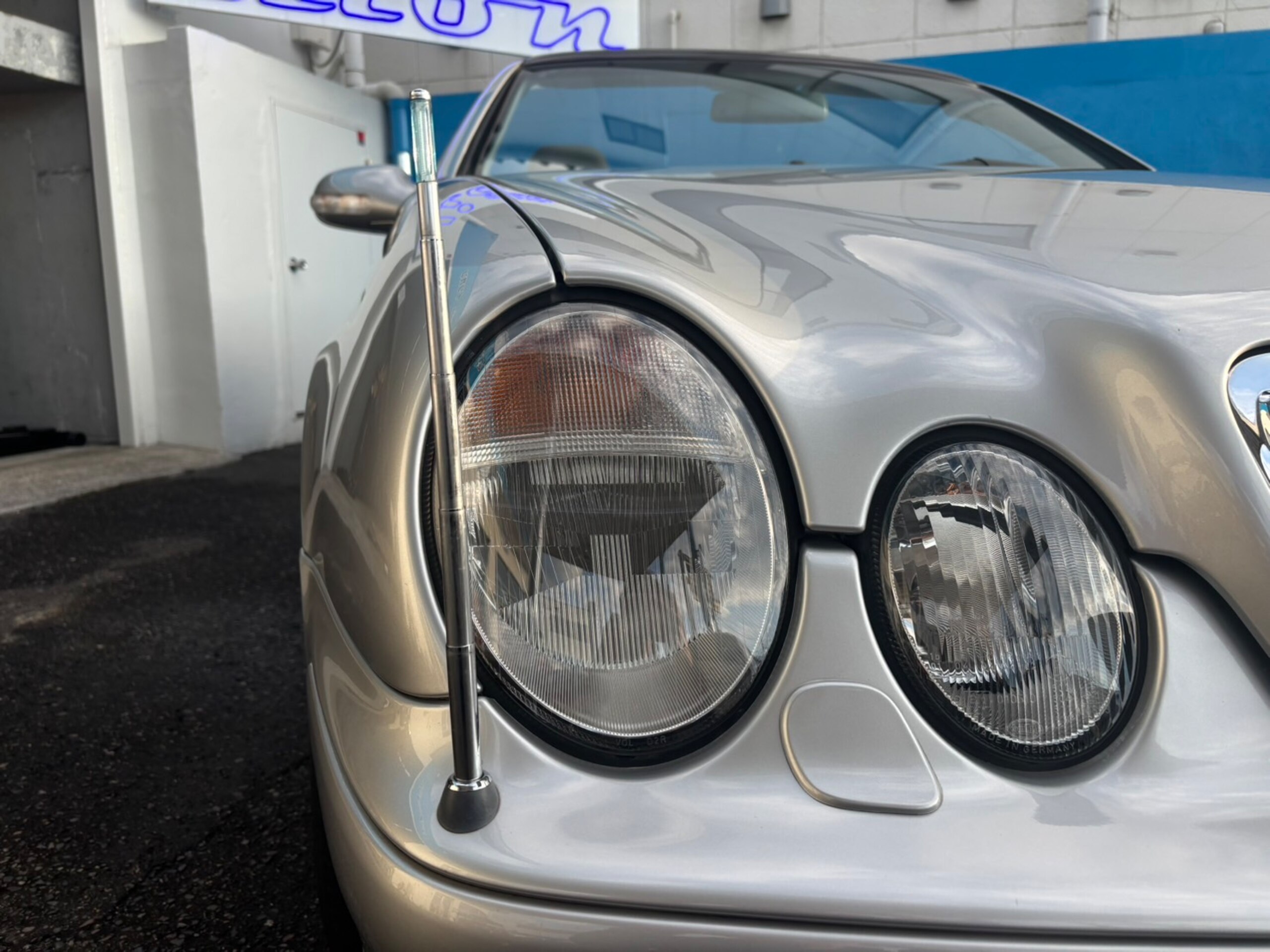 2001 Mercedes-Benz CLKClass Cabriolet - メルセデス・ベンツ CLKクラスカブリオレ CLK320 アバンギャルド 独立4眼ヘッドライトモデル/2オーナー/記録簿11枚/実質2オーナー/禁煙車/ガレージ保管車/フードマスコット・スターエンブレム付属/純正グリル付属/純正工具付属/純正救急セット付属/