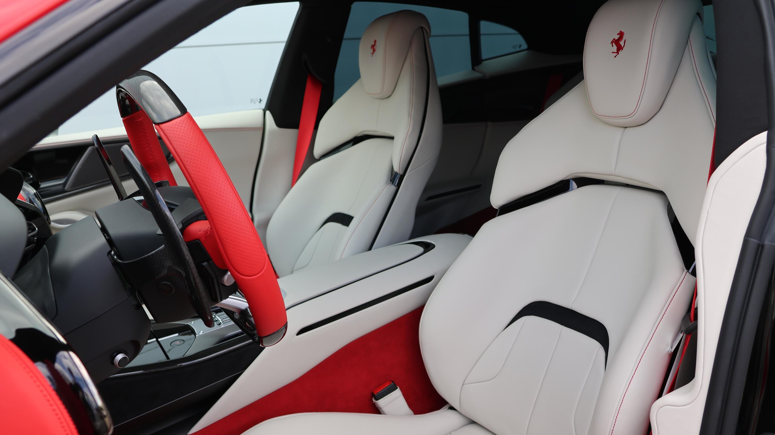 2025 Ferrari Purosangue - フェラーリ プロサングエ F1 DCT 4WD 認定中古車 OP1546 外装スペシャルカラー カーボンフロントスポイラー カーボンリアディフューザー カーボンアウターシルカバー カーボンホイールアーチ サスペンションリフター カーボンステアリングホイール