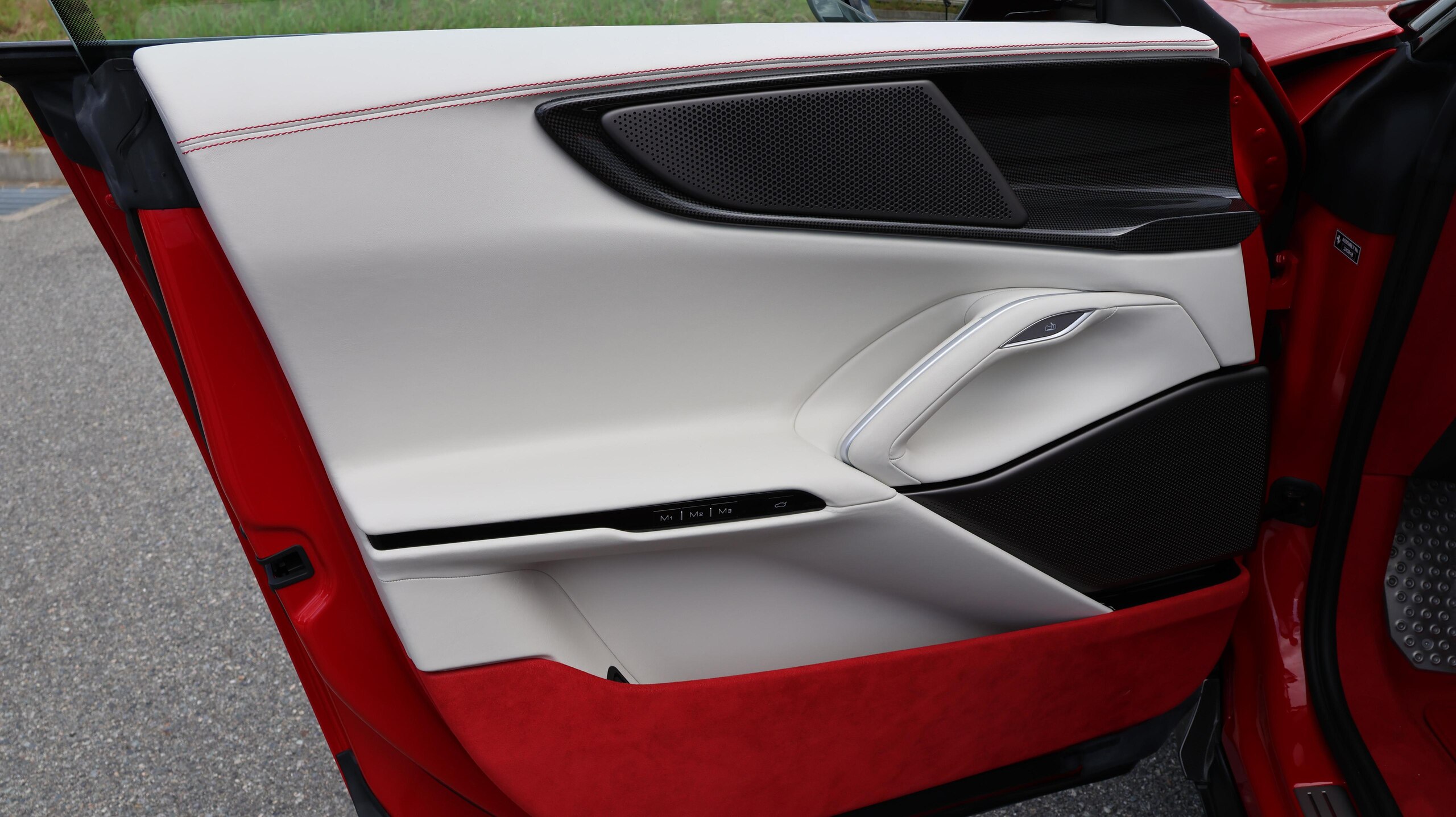 2025 Ferrari Purosangue - フェラーリ プロサングエ F1 DCT 4WD 認定中古車 OP1546 外装スペシャルカラー カーボンフロントスポイラー カーボンリアディフューザー カーボンアウターシルカバー カーボンホイールアーチ サスペンションリフター カーボンステアリングホイール
