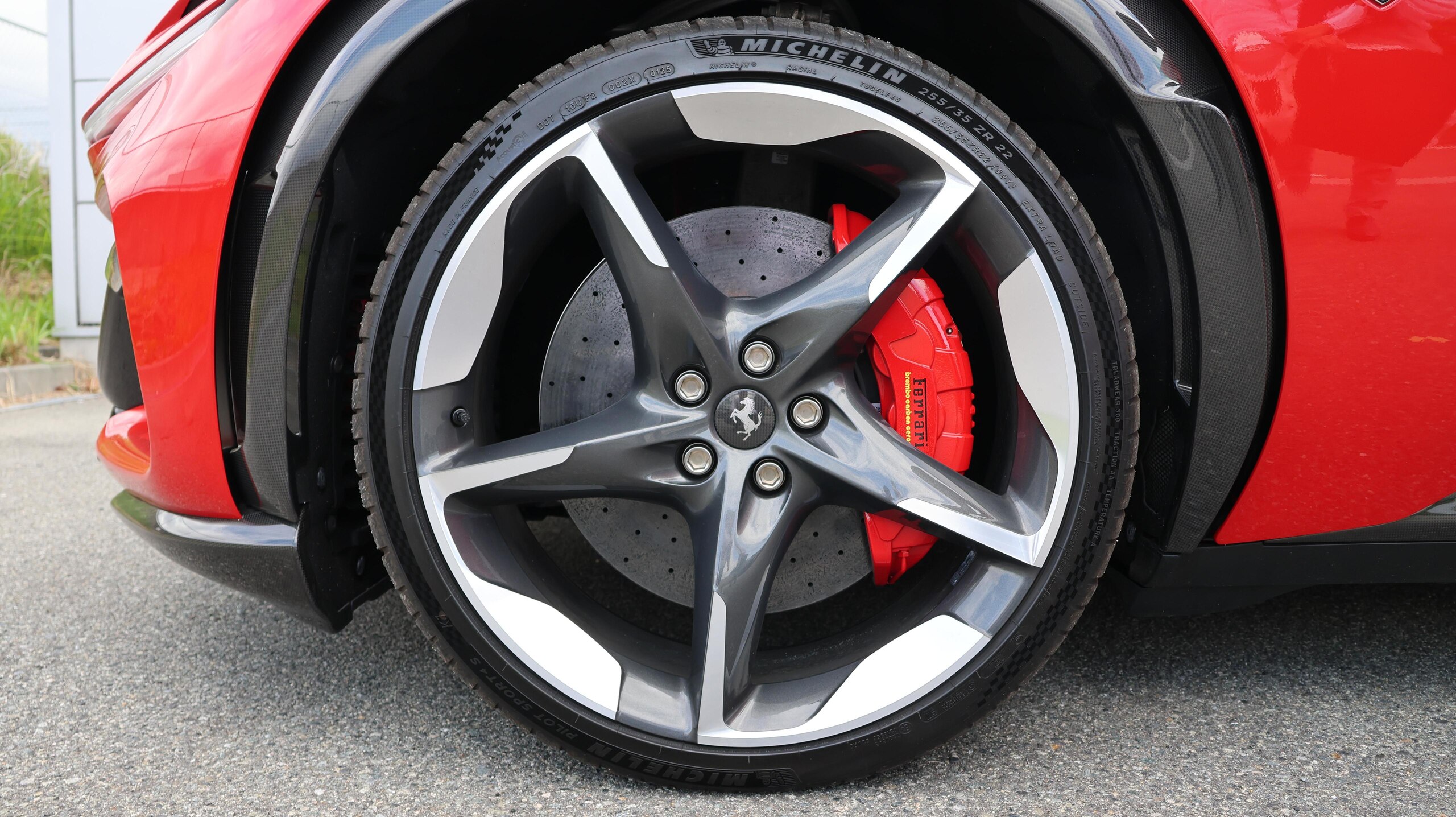 2025 Ferrari Purosangue - フェラーリ プロサングエ F1 DCT 4WD 認定中古車 OP1546 外装スペシャルカラー カーボンフロントスポイラー カーボンリアディフューザー カーボンアウターシルカバー カーボンホイールアーチ サスペンションリフター カーボンステアリングホイール