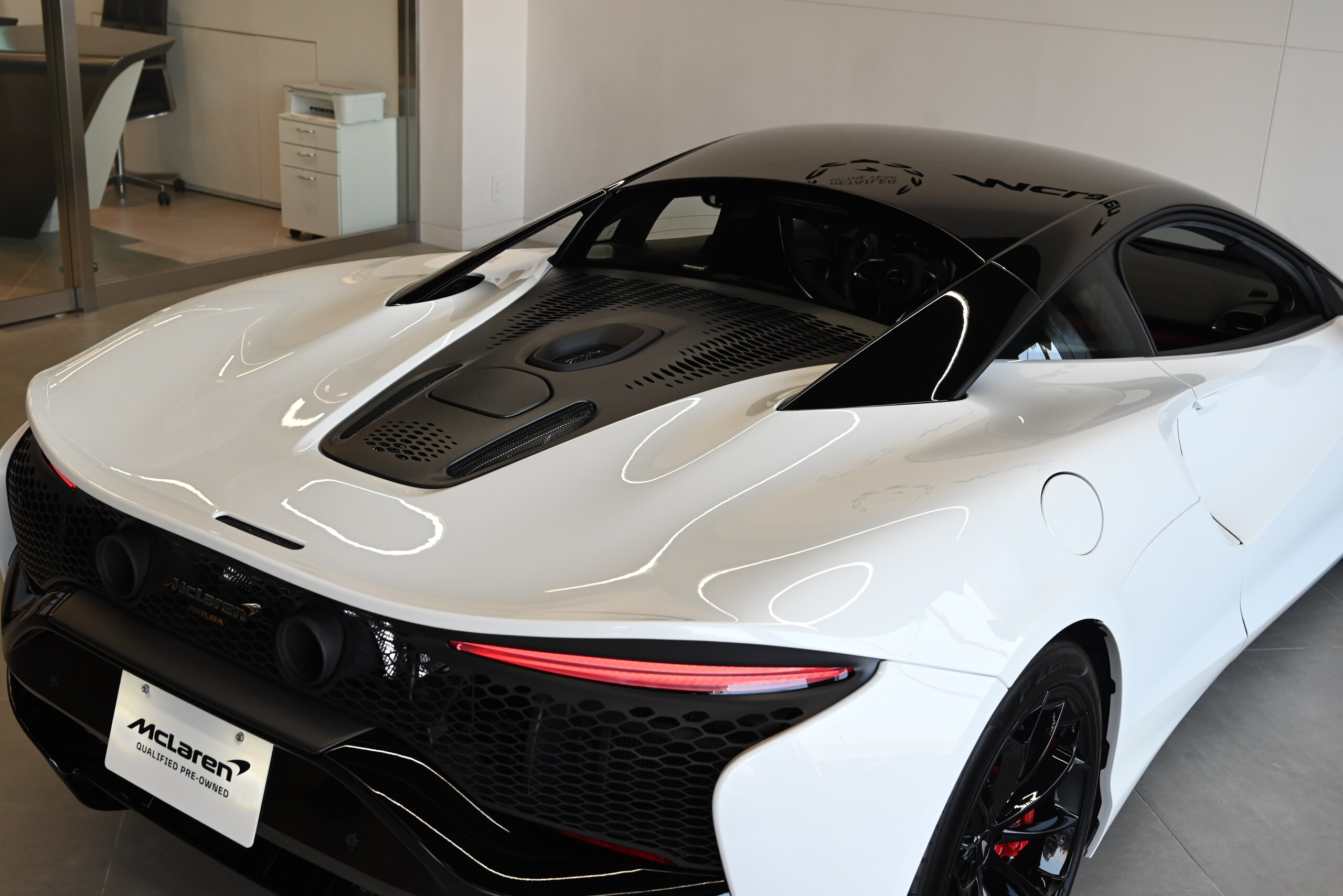 2023 McLaren Artura - マクラーレン アルトゥーラ 3.0 プラクティカリティパック/グロスブラックルーフ/スポーツエキゾースト/ ブラックパック/10スポークスーパーライトウエイトウエイト鍛造ホイールSTARグロスブラックホイールフィニッシュ/レッド/シルバーキャリパ-