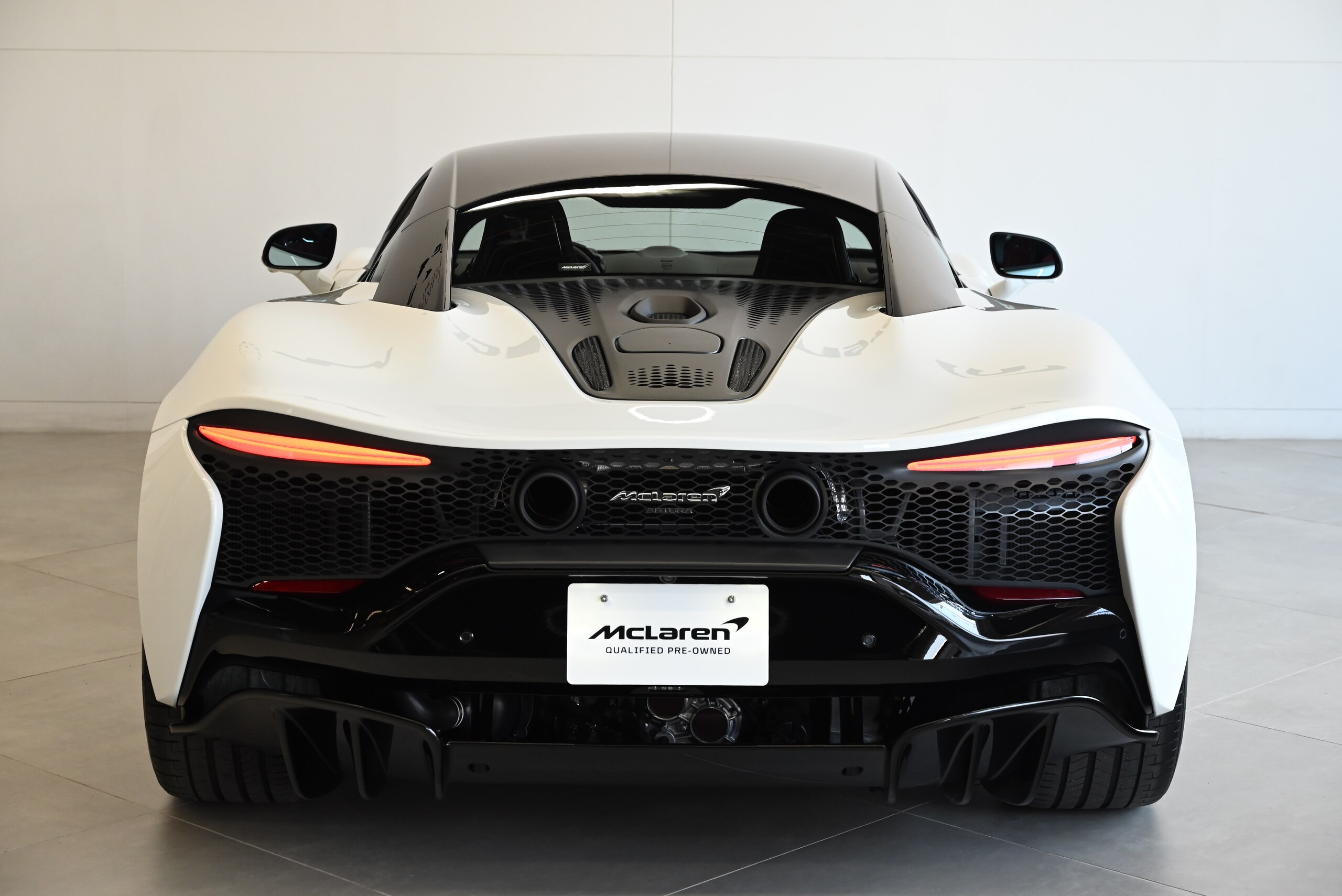 2023 McLaren Artura - マクラーレン アルトゥーラ 3.0 プラクティカリティパック/グロスブラックルーフ/スポーツエキゾースト/ ブラックパック/10スポークスーパーライトウエイトウエイト鍛造ホイールSTARグロスブラックホイールフィニッシュ/レッド/シルバーキャリパ-
