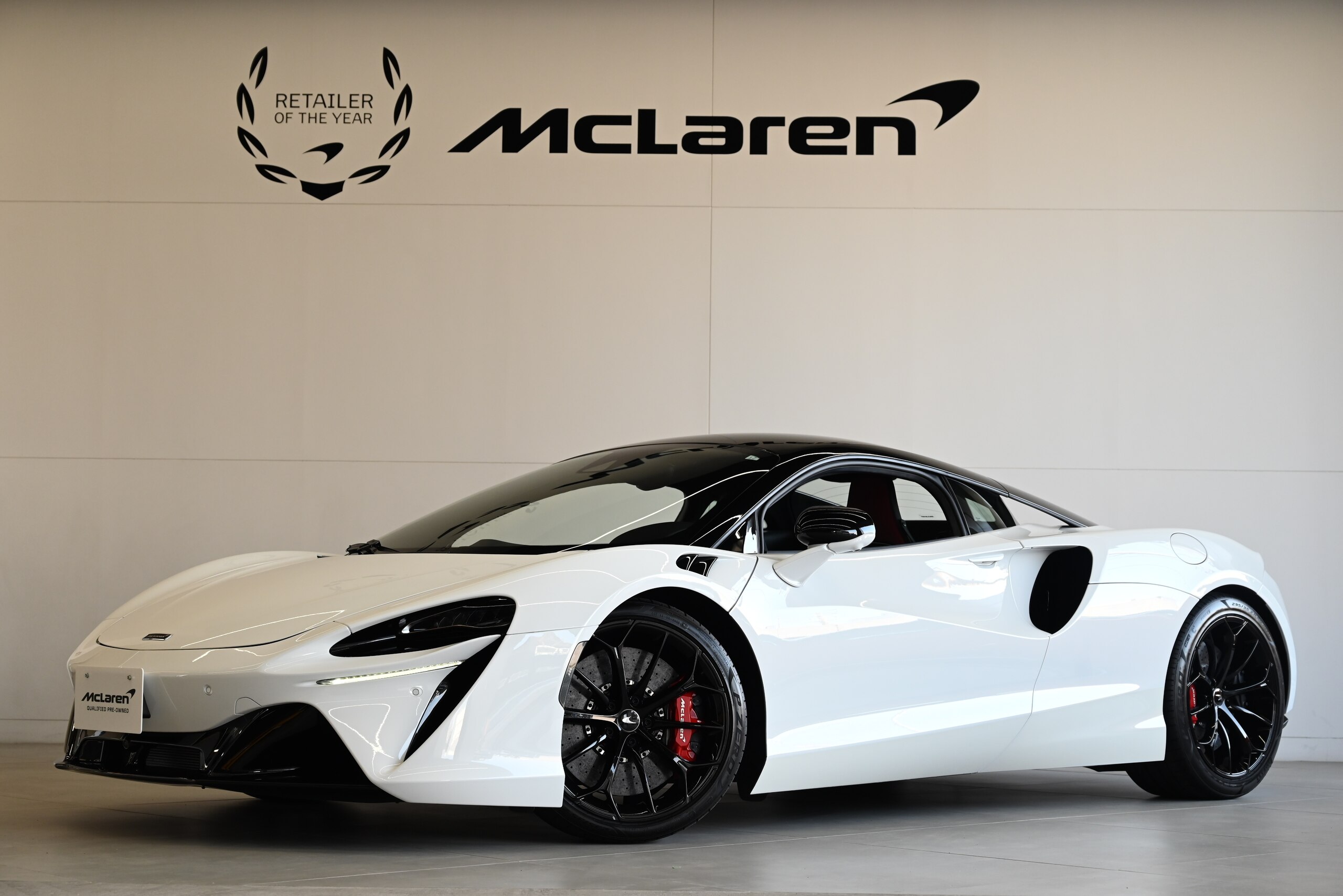 2023 McLaren Artura - マクラーレン アルトゥーラ 3.0 プラクティカリティパック/グロスブラックルーフ/スポーツエキゾースト/ ブラックパック/10スポークスーパーライトウエイトウエイト鍛造ホイールSTARグロスブラックホイールフィニッシュ/レッド/シルバーキャリパ-