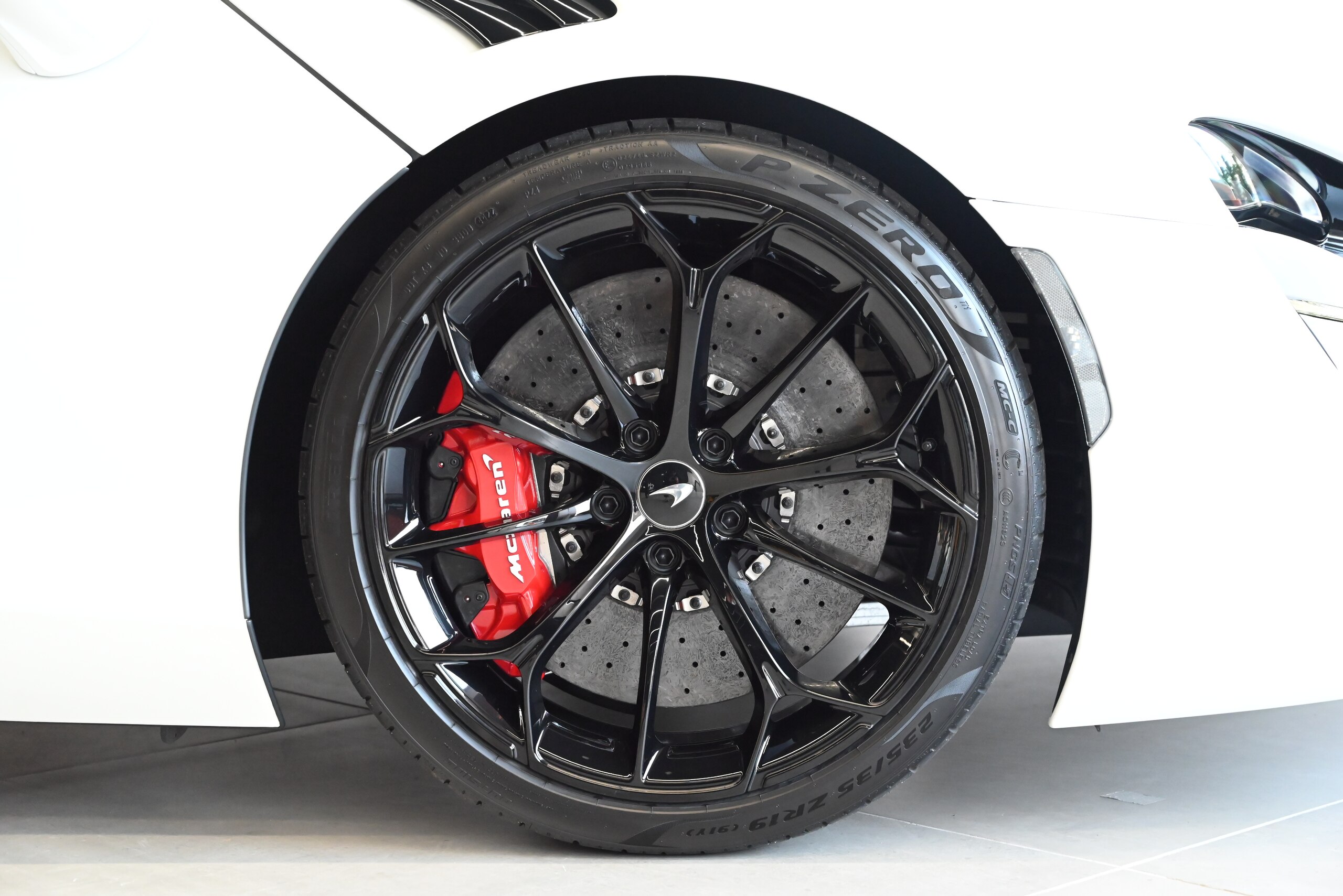 2023 McLaren Artura - マクラーレン アルトゥーラ 3.0 プラクティカリティパック/グロスブラックルーフ/スポーツエキゾースト/ ブラックパック/10スポークスーパーライトウエイトウエイト鍛造ホイールSTARグロスブラックホイールフィニッシュ/レッド/シルバーキャリパ-