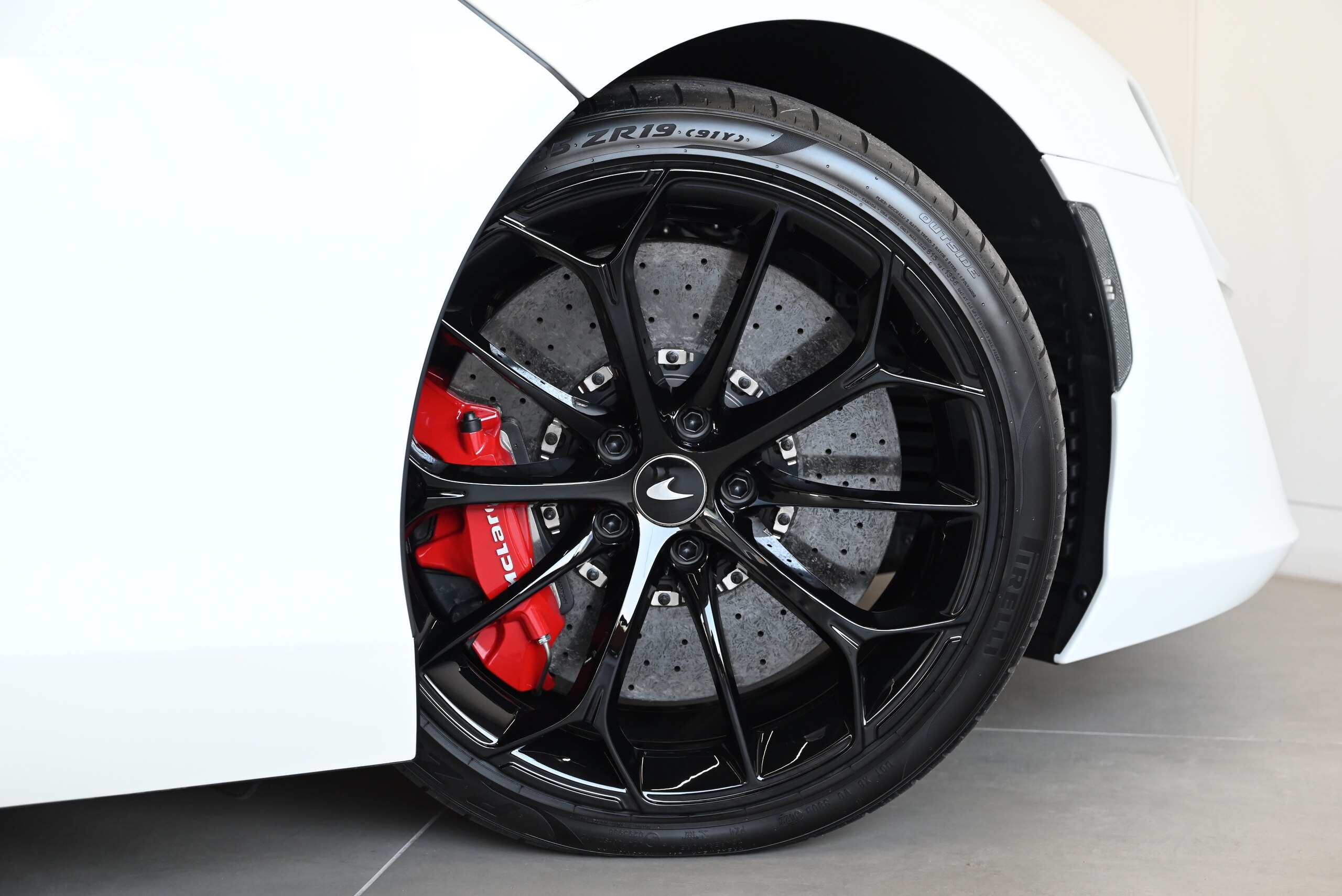 2023 McLaren Artura - マクラーレン アルトゥーラ 3.0 プラクティカリティパック/グロスブラックルーフ/スポーツエキゾースト/ ブラックパック/10スポークスーパーライトウエイトウエイト鍛造ホイールSTARグロスブラックホイールフィニッシュ/レッド/シルバーキャリパ-