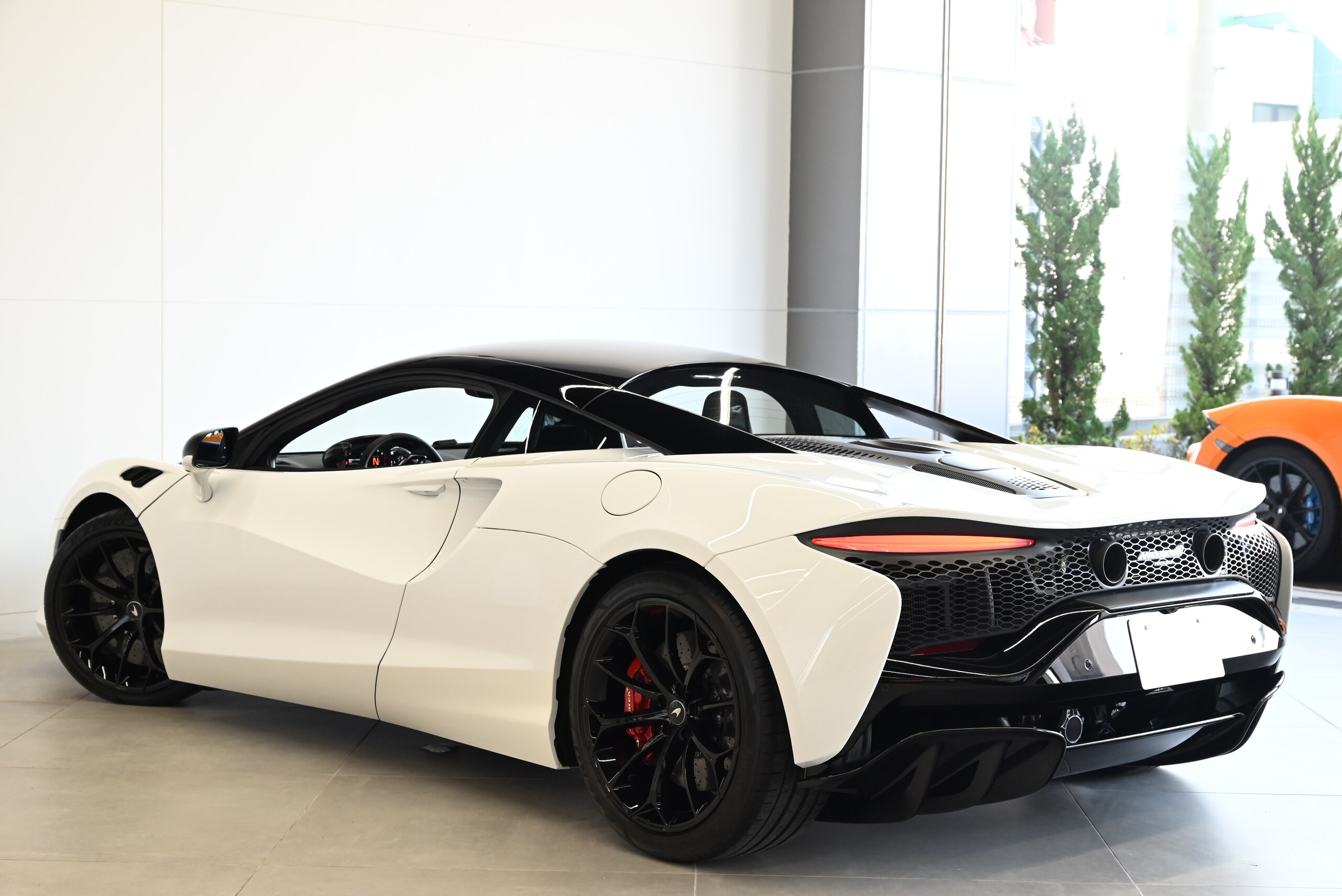 2023 McLaren Artura - マクラーレン アルトゥーラ 3.0 プラクティカリティパック/グロスブラックルーフ/スポーツエキゾースト/ ブラックパック/10スポークスーパーライトウエイトウエイト鍛造ホイールSTARグロスブラックホイールフィニッシュ/レッド/シルバーキャリパ-