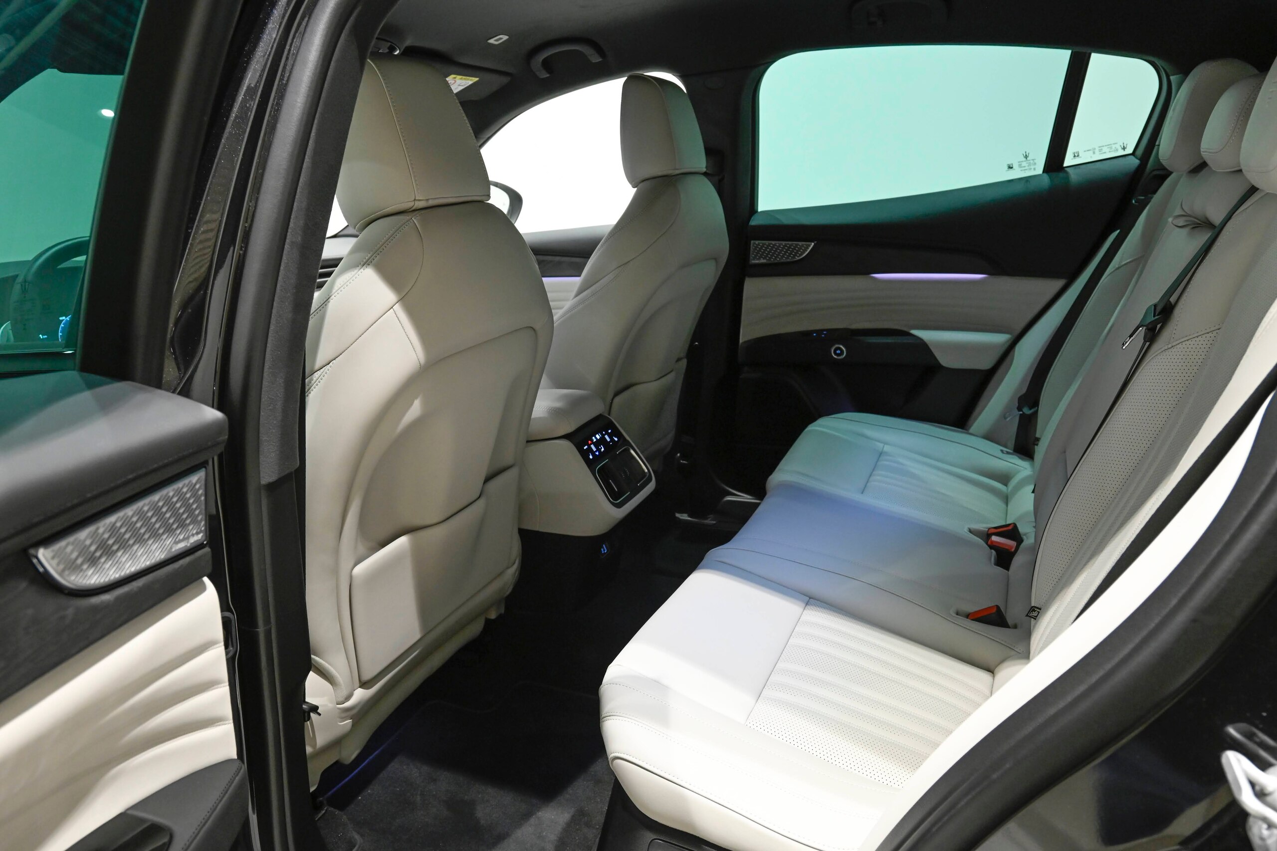 2023 Maserati Grecale - マセラティ グレカーレ モデナ 4WD ソナス・ファベールサラウンドシステム ホワイトレザーシート BSM 前後シートヒーター パワーシート パワーテールゲート イエローキャリパー クルコン 360度カメラ
