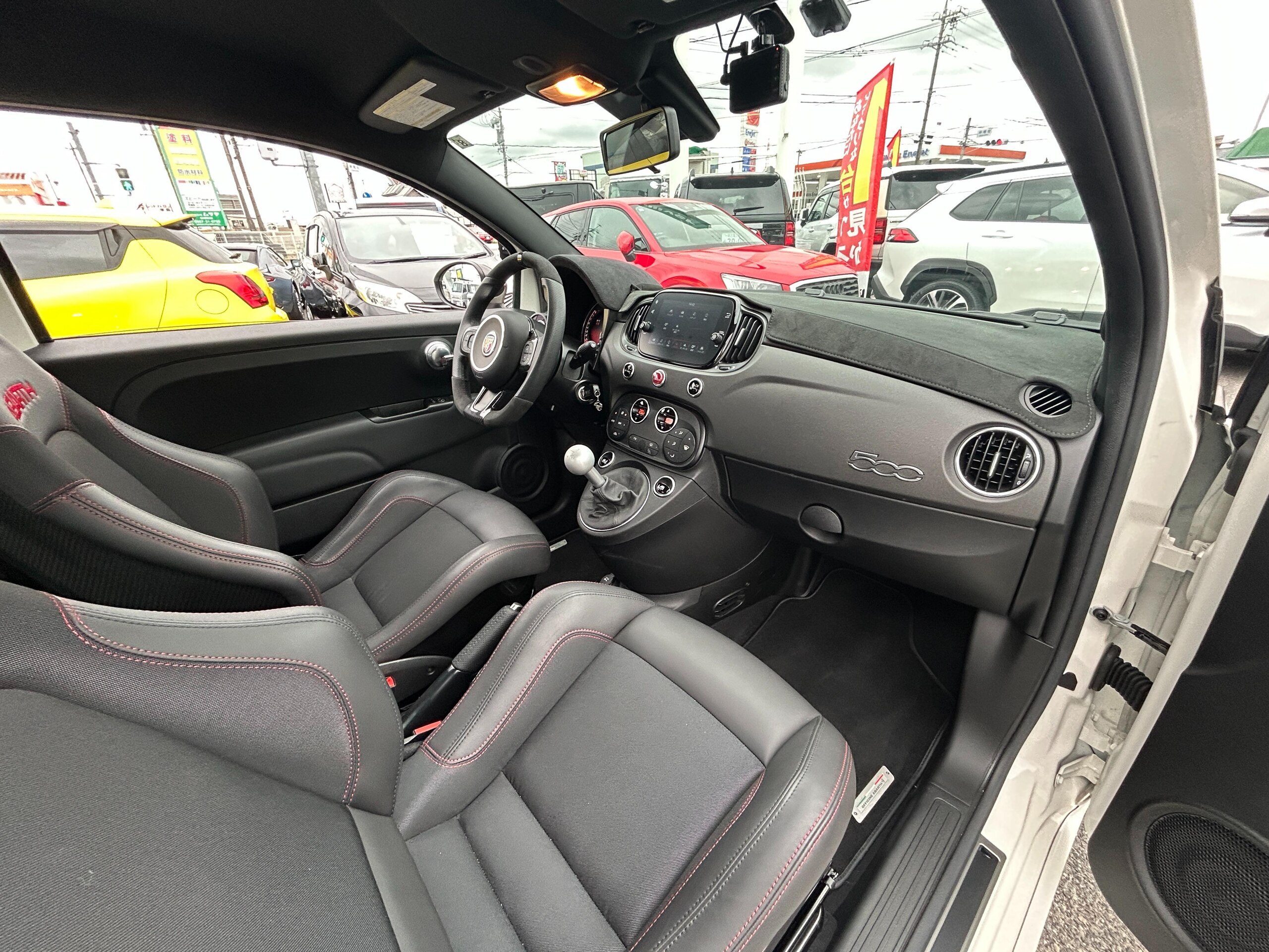 2023 Abarth 695 - アバルト 695 コンペティツィオーネ 禁煙/7インチタッチパネルモニター付きUCONNECT/BT/USB/AppleCarPlay/AndoroidAuto/Beatsサウンド/ETC/前後ドラレコ/5速MT左ハンドル仕様/1.4L直列4気管DOHC16バルブインタークラー付