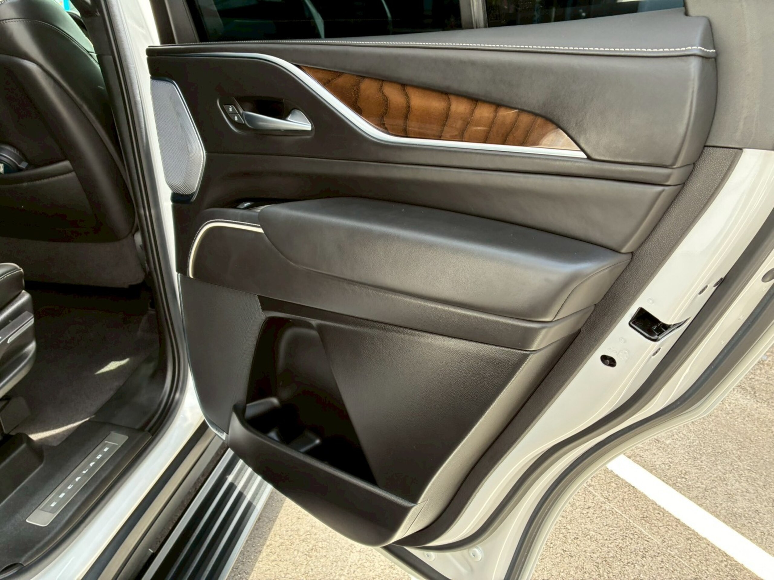 2022 Cadillac Escalade - キャデラック エスカレード プラチナム キャデラック認定中古車 1年保証 正規ディーラー車 ジェットブラックレザー 416psV8OHV AKG36スピーカー 38インチOLEDディスプレイ パノラマルーフ ナイトビジョン 冷蔵庫