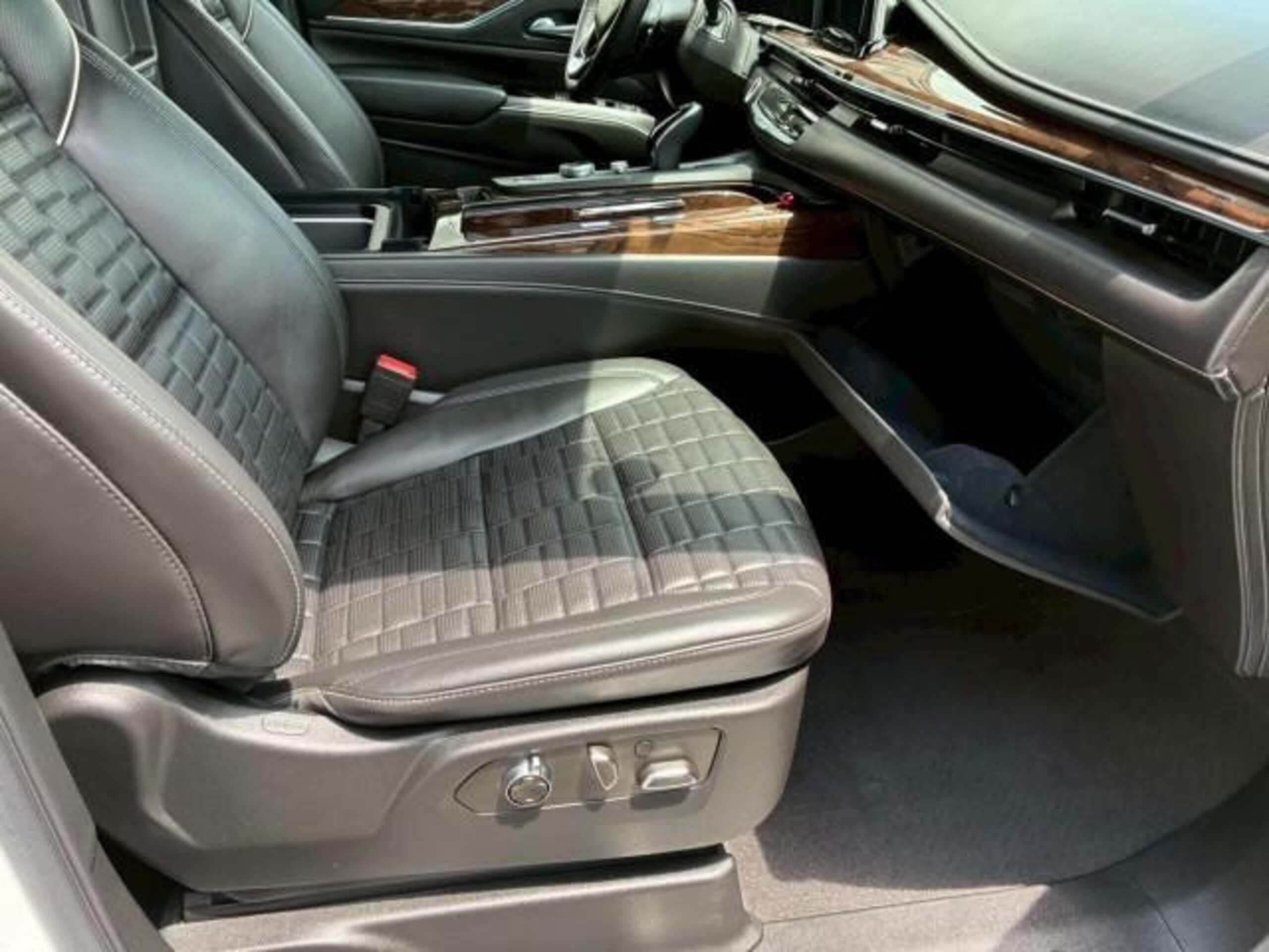 2022 Cadillac Escalade - キャデラック エスカレード プラチナム キャデラック認定中古車 1年保証 正規ディーラー車 ジェットブラックレザー 416psV8OHV AKG36スピーカー 38インチOLEDディスプレイ パノラマルーフ ナイトビジョン 冷蔵庫