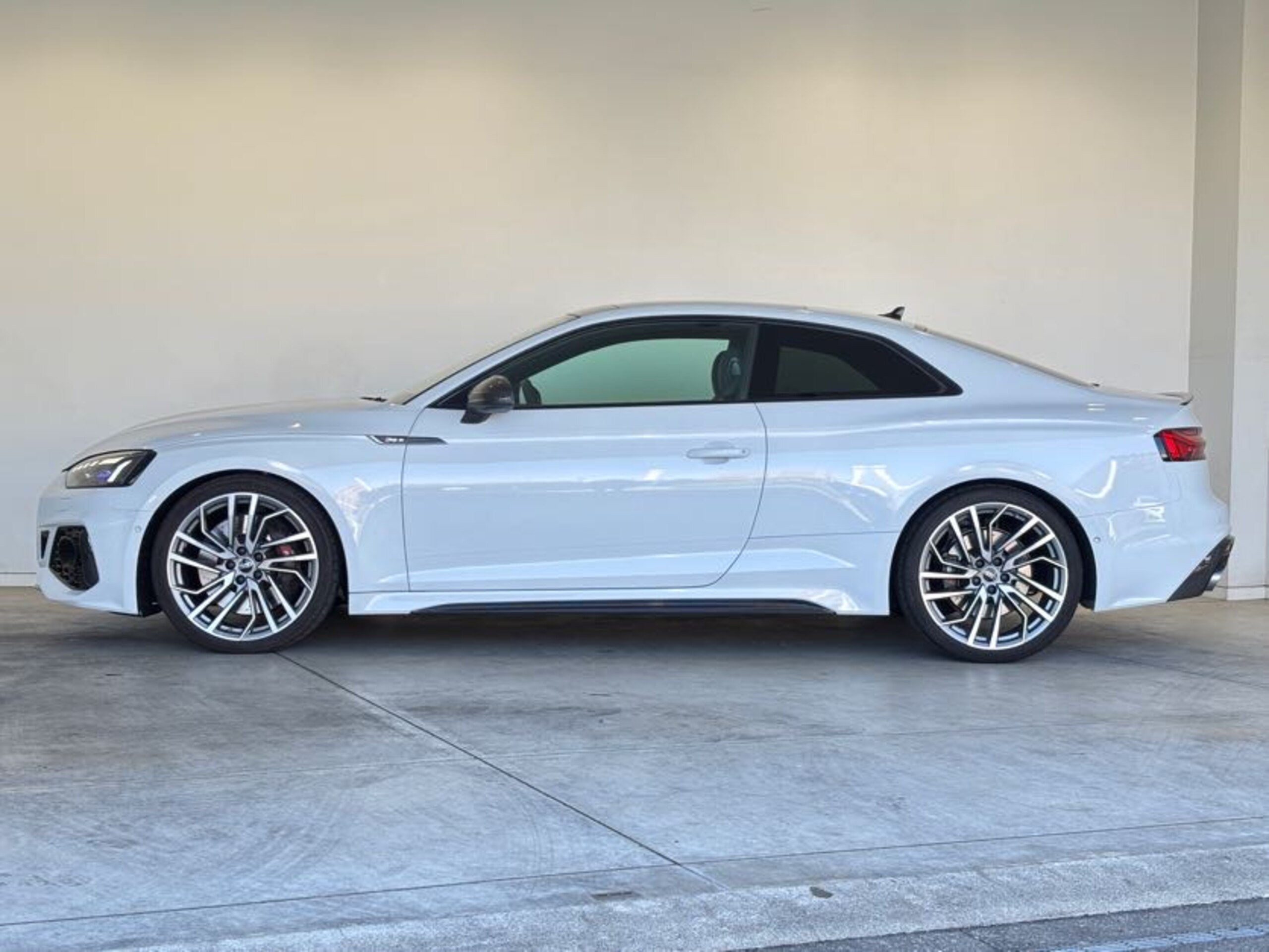 2023 Audi RS5 - アウディ RS5 2.9 4WD ワンオーナー 左ハンドル カーボンスタイリングパッケージ パノラマサンルーフ サラウンドビューカメラ/パークアシスト プライバシーガラス Bang&Olufsen シートヒーター 認定中古車