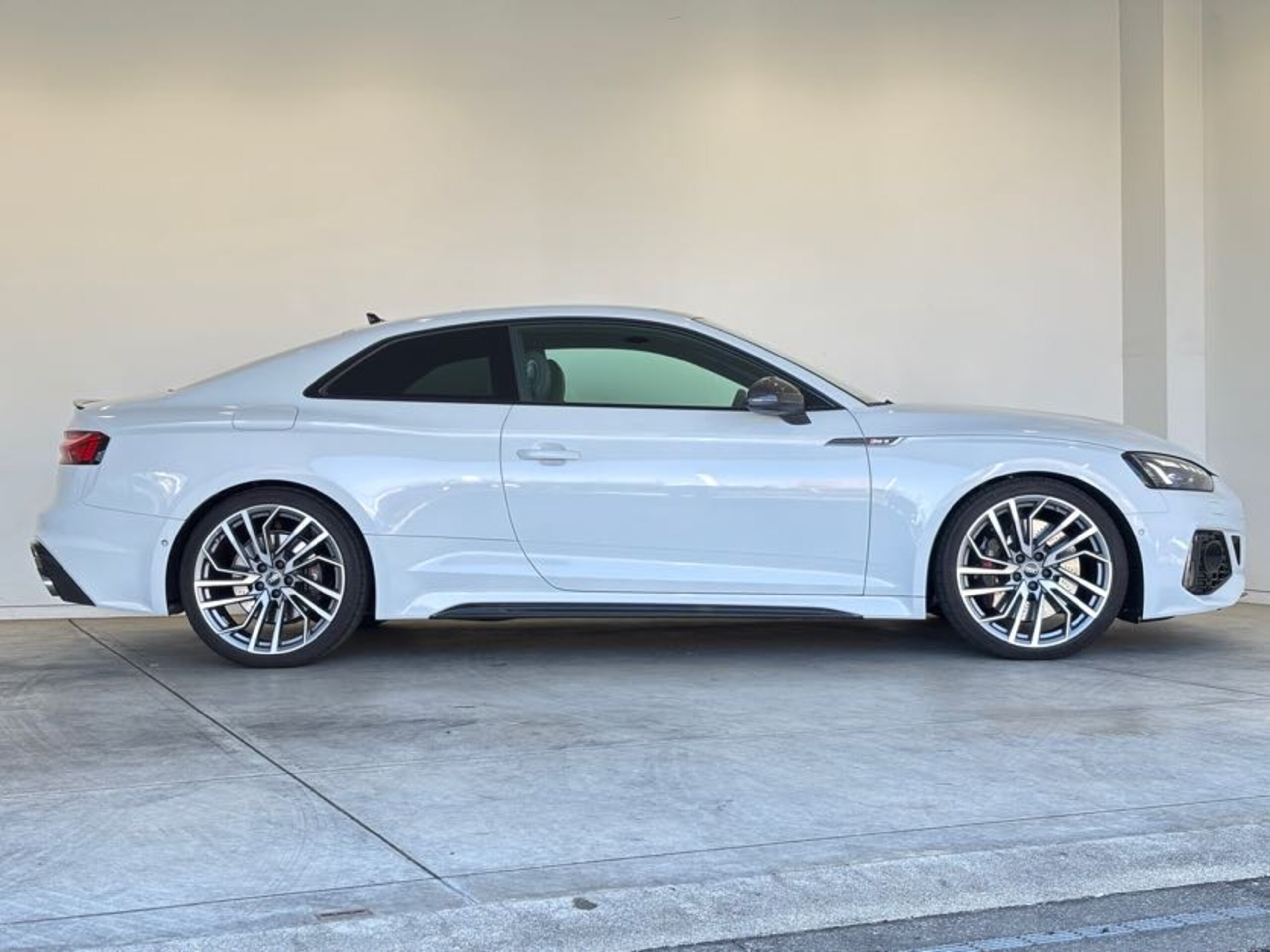 2023 Audi RS5 - アウディ RS5 2.9 4WD ワンオーナー 左ハンドル カーボンスタイリングパッケージ パノラマサンルーフ サラウンドビューカメラ/パークアシスト プライバシーガラス Bang&Olufsen シートヒーター 認定中古車