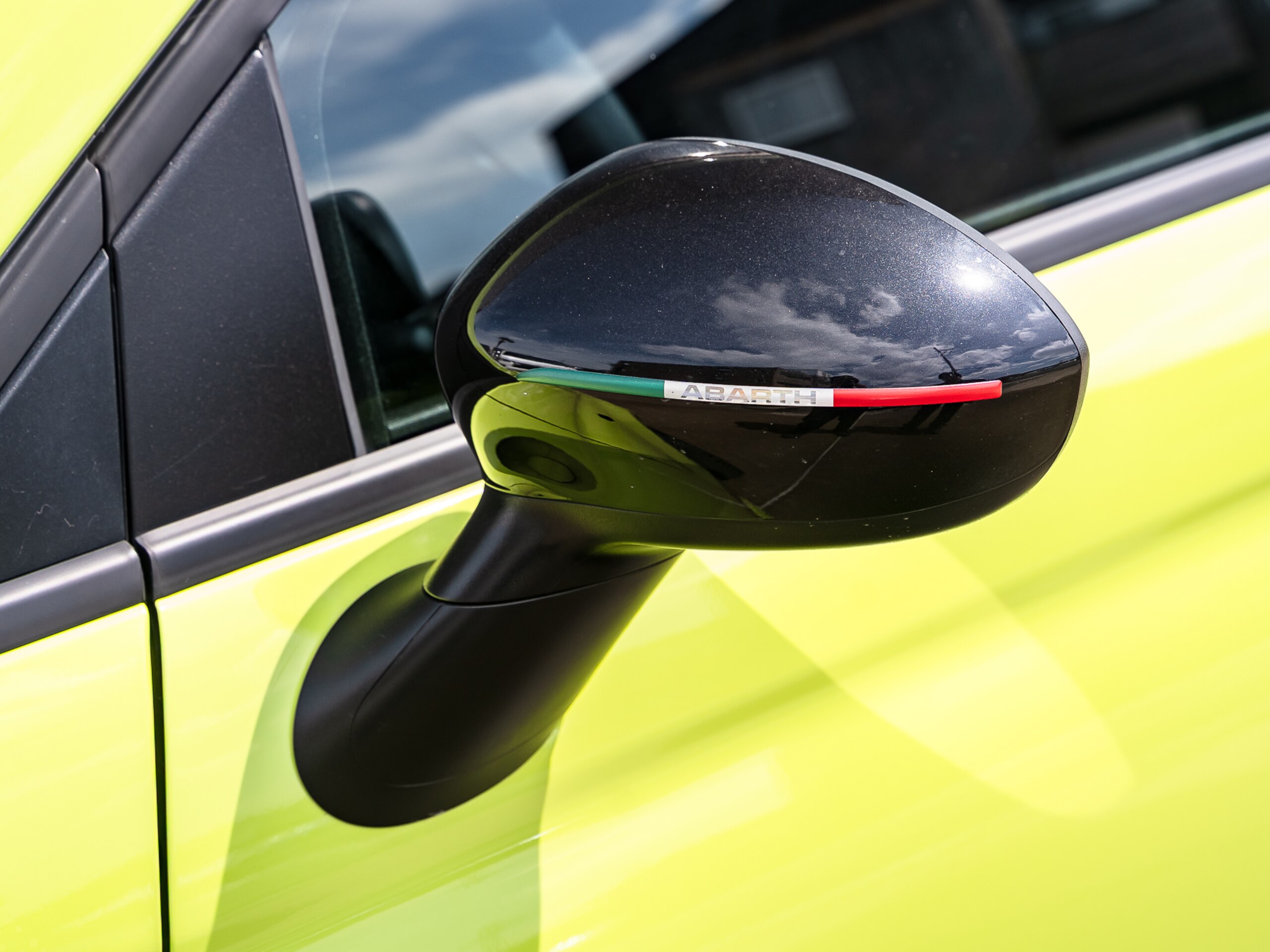 2022 Abarth 595 - アバルト 595 コンペティツィオーネ メイクユアースコーピオン 左ハンドル 5MT アドレナリングリーン&ブラック2トーンカラー レコモン イエローブレンボ ディスプレイオーディオ ETC ハンドルスペーサー