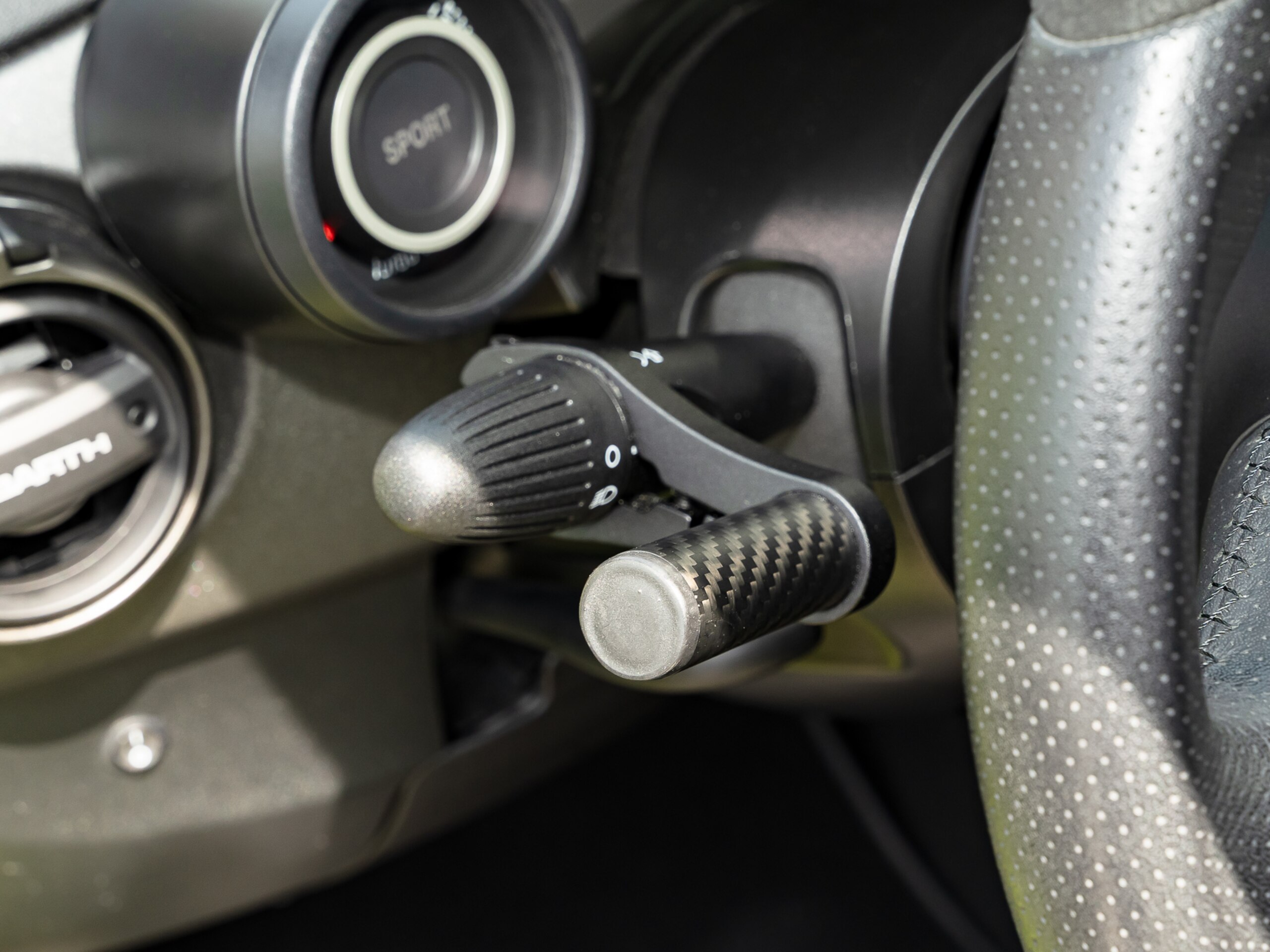 2022 Abarth 595 - アバルト 595 コンペティツィオーネ メイクユアースコーピオン 左ハンドル 5MT アドレナリングリーン&ブラック2トーンカラー レコモン イエローブレンボ ディスプレイオーディオ ETC ハンドルスペーサー
