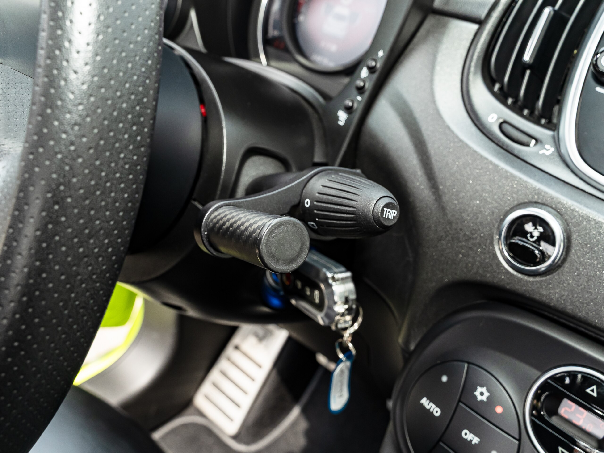 2022 Abarth 595 - アバルト 595 コンペティツィオーネ メイクユアースコーピオン 左ハンドル 5MT アドレナリングリーン&ブラック2トーンカラー レコモン イエローブレンボ ディスプレイオーディオ ETC ハンドルスペーサー