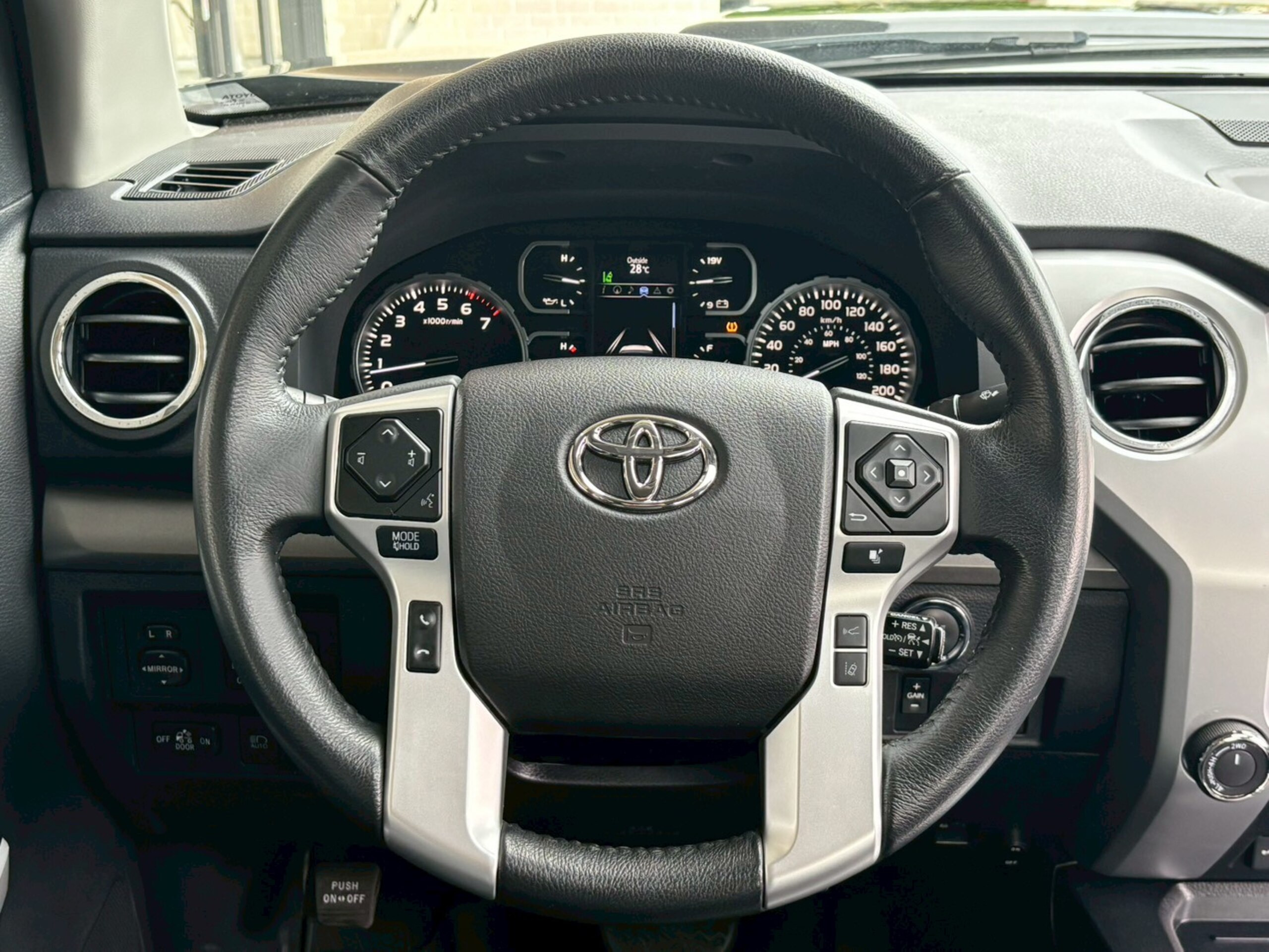 2021 Toyota Tundra - 米国トヨタ タンドラ クルーマックス SR5 5.7 V8 4WD 新並 プッシュスタート ブラックレザー 電動サンルーフ スマートキー リフトアップ LEDヘッドライト サイドステップ トノカバー ベッドライナー AppleCarPlay&AndroidAuto