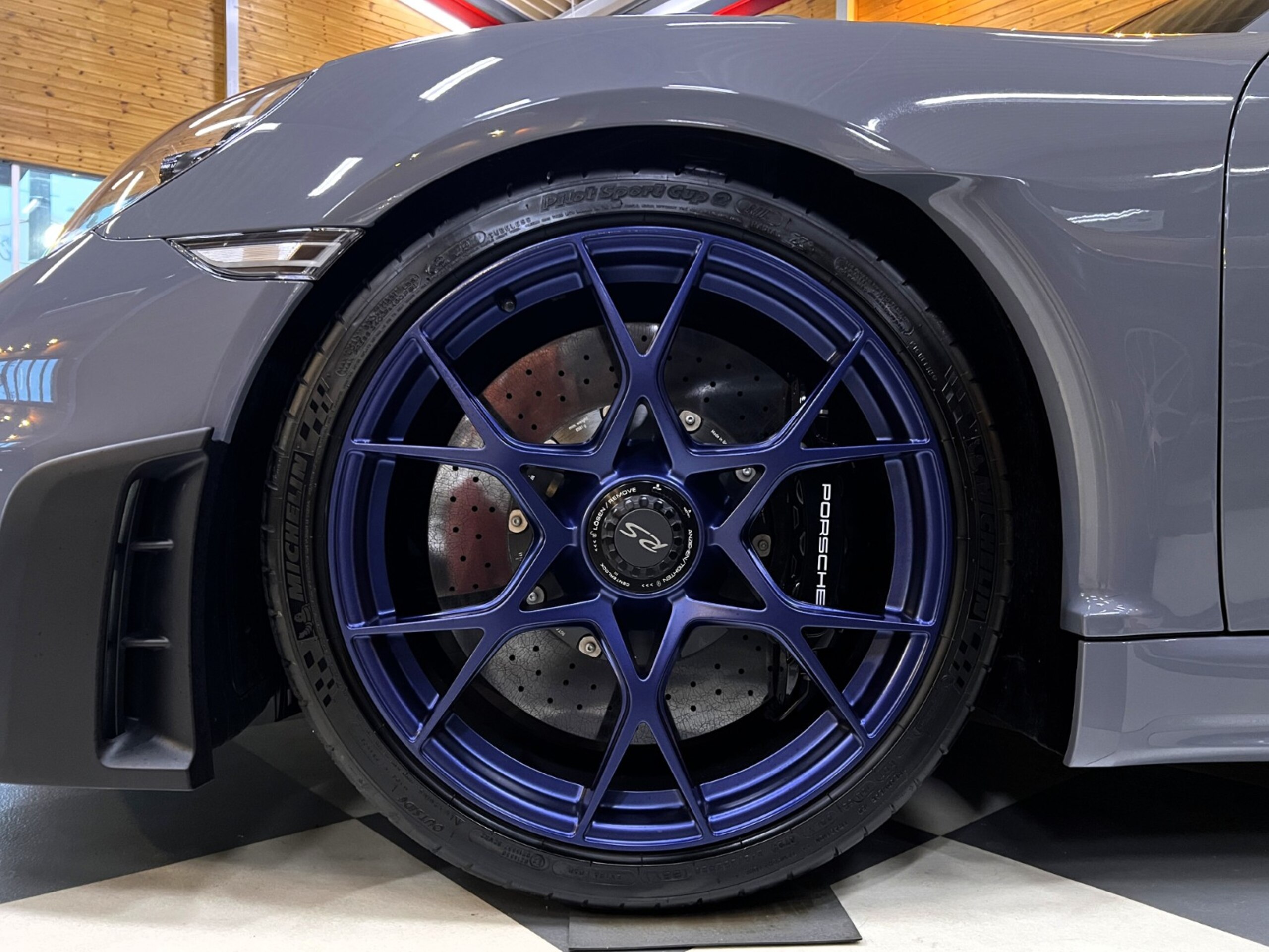 2024 Porsche 718Spider - ポルシェ 718スパイダー RS PDK ヴァイザッハパッケージ PCCB アークティックグレー 3Dプリントバケットシート フロントリフト PDLS付LEDヘッドライト BOSE ブラックキャリパー サテンブルーホイール塗装 スポーツクロノパッケージ