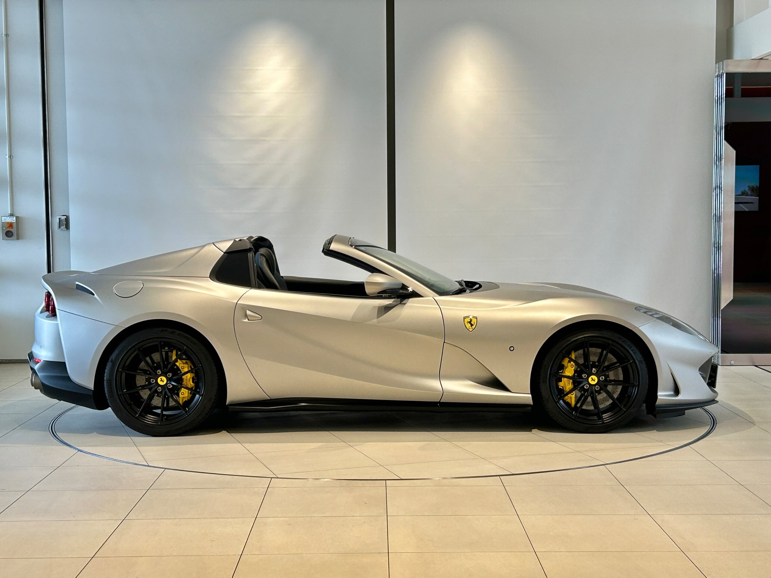 2022 Ferrari 812GTS - フェラーリ 812GTS F1 DCT 外装アルミニウムオパコ LEDカーボンステア フロントリフター イエローブレーキキャリパー チタン製エギゾースト 鍛造ホイール ヘッドレスト跳馬ステッチ プレミアムオーディオ