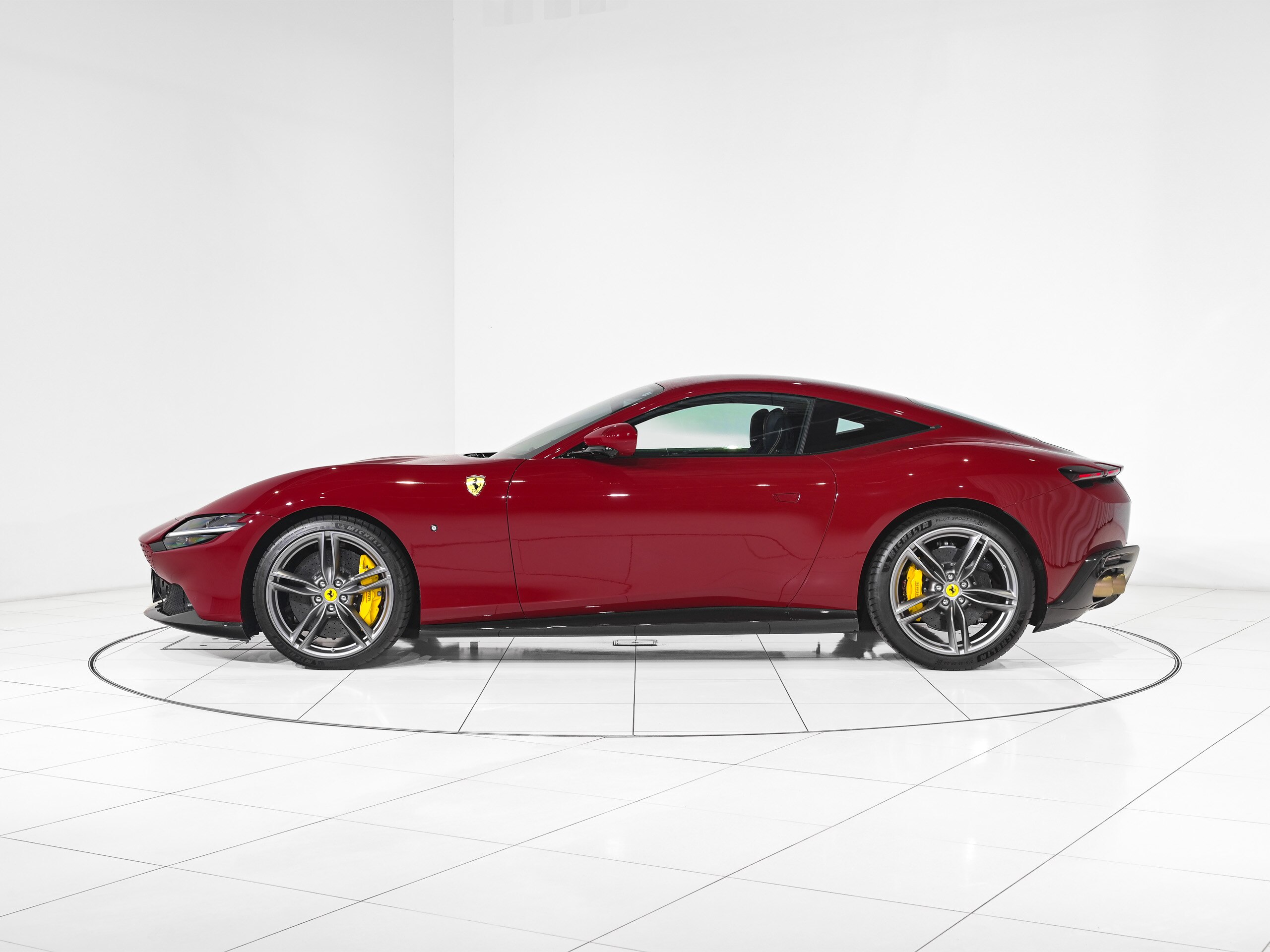2023 Ferrari Roma - フェラーリ ローマ F1 DCT 20インチ・マットグリジオコルサ鍛造ホイール マグネライド・デュアルモード・ショックアブソーバー・システム パッセンジャーディスプレイ LED付カーボンファイバー製ステアリングホイール 遮熱ウィンドスクリーン