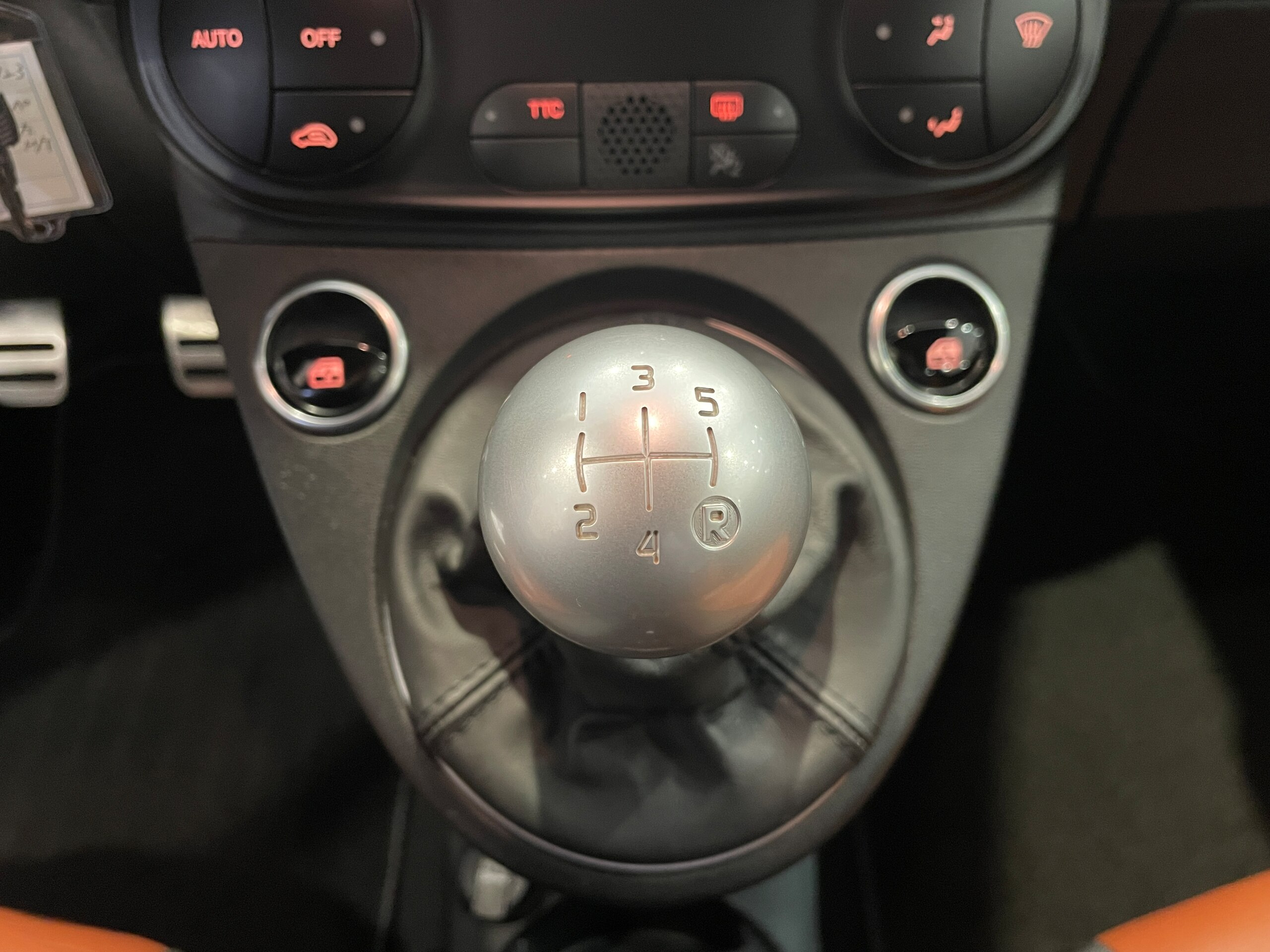 2021 Abarth 595 - アバルト 595 コンペティツィオーネ アップルカープレイ&アンドロイドオート/USB/Bluetooth/ETC/ドライブレコーダー/サベルトシート/可変式レコードモンツァマフラー/17インチAW/ブレンボキャリパー/認定中古