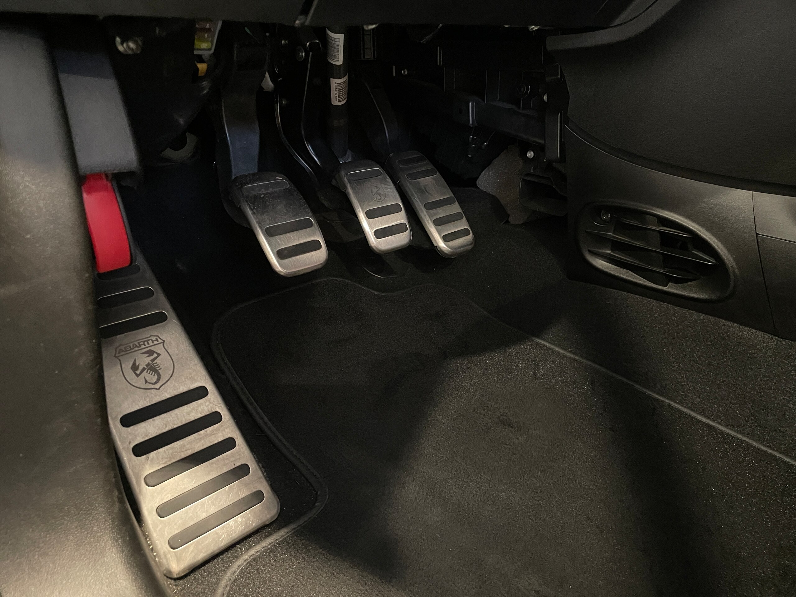 2021 Abarth 595 - アバルト 595 コンペティツィオーネ アップルカープレイ&アンドロイドオート/USB/Bluetooth/ETC/ドライブレコーダー/サベルトシート/可変式レコードモンツァマフラー/17インチAW/ブレンボキャリパー/認定中古