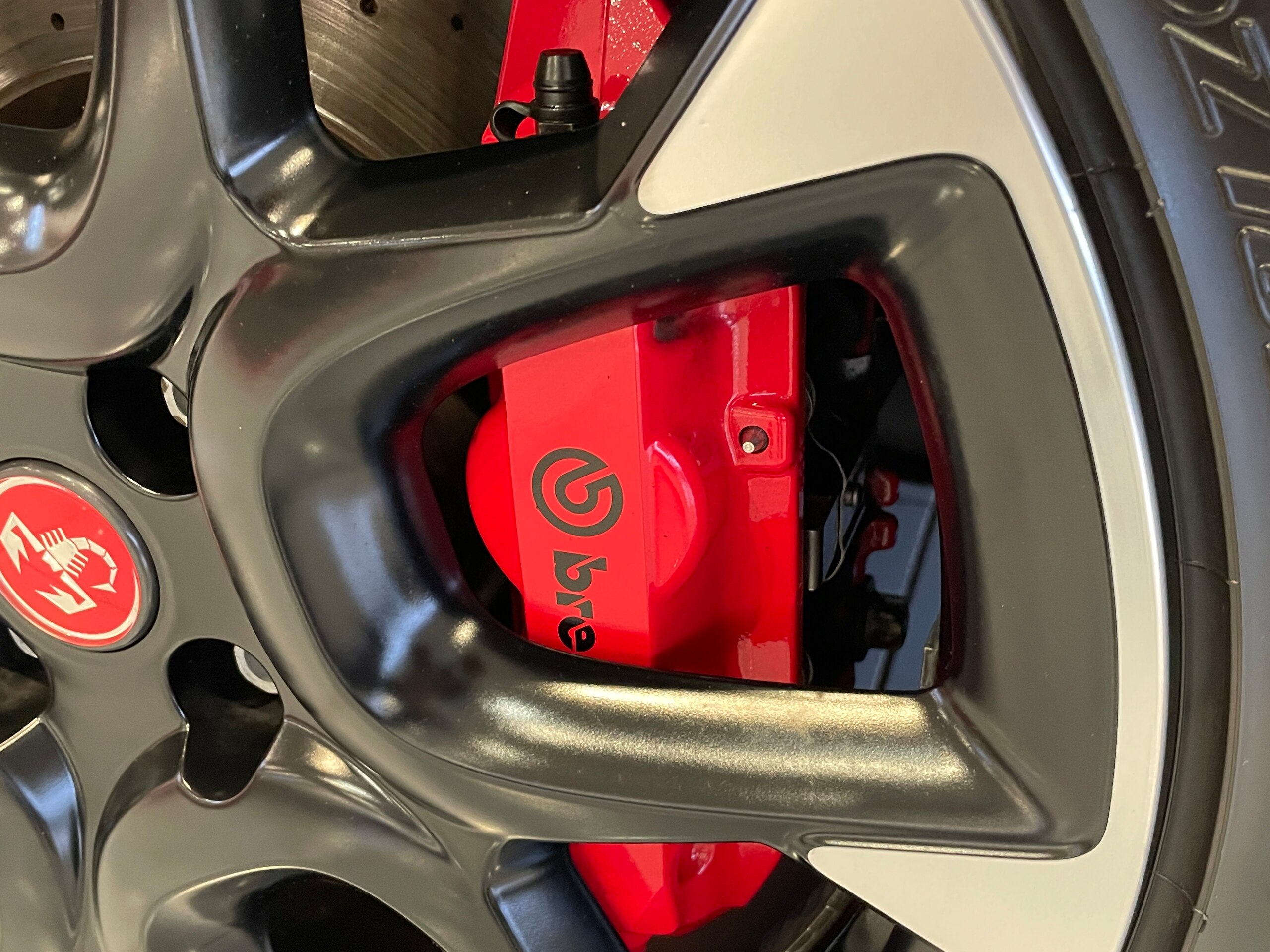2021 Abarth 595 - アバルト 595 コンペティツィオーネ アップルカープレイ&アンドロイドオート/USB/Bluetooth/ETC/ドライブレコーダー/サベルトシート/可変式レコードモンツァマフラー/17インチAW/ブレンボキャリパー/認定中古