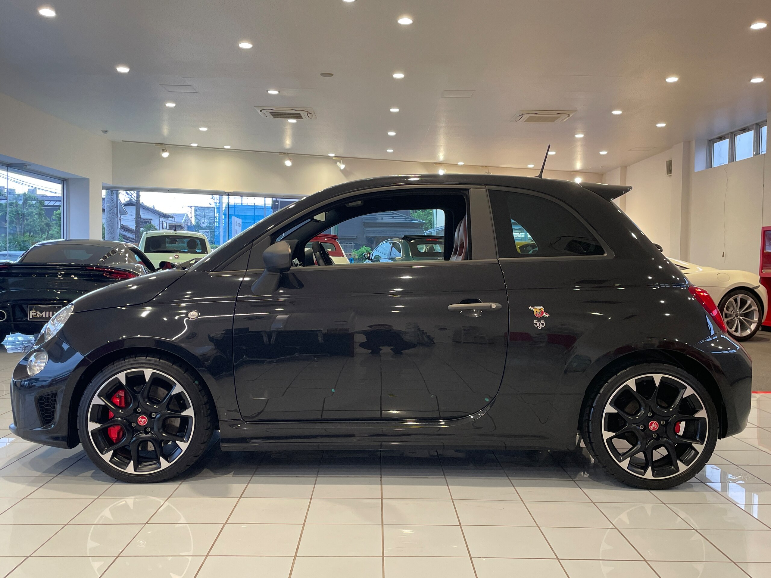 2021 Abarth 595 - アバルト 595 コンペティツィオーネ アップルカープレイ&アンドロイドオート/USB/Bluetooth/ETC/ドライブレコーダー/サベルトシート/可変式レコードモンツァマフラー/17インチAW/ブレンボキャリパー/認定中古