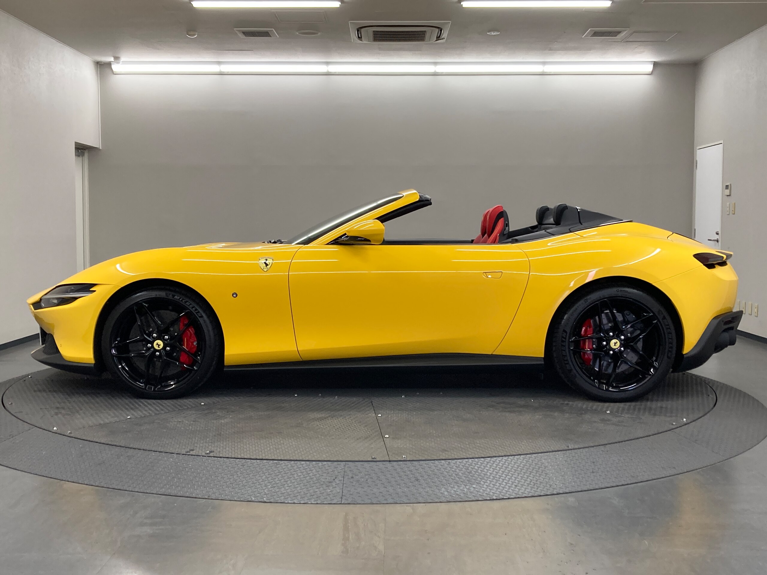 2026 Ferrari RomaSpider - フェラーリ ローマスパイダー F1 DCT 左H/赤革/ADASフルパック/ネイビー幌/ブルーリバリーライン/ブラックテールパイプ/カーボンステアリング/シートヒーター/シートベンチレーション/スクーデリアフェラーリシールド/ブラックホイール/ドラレコ