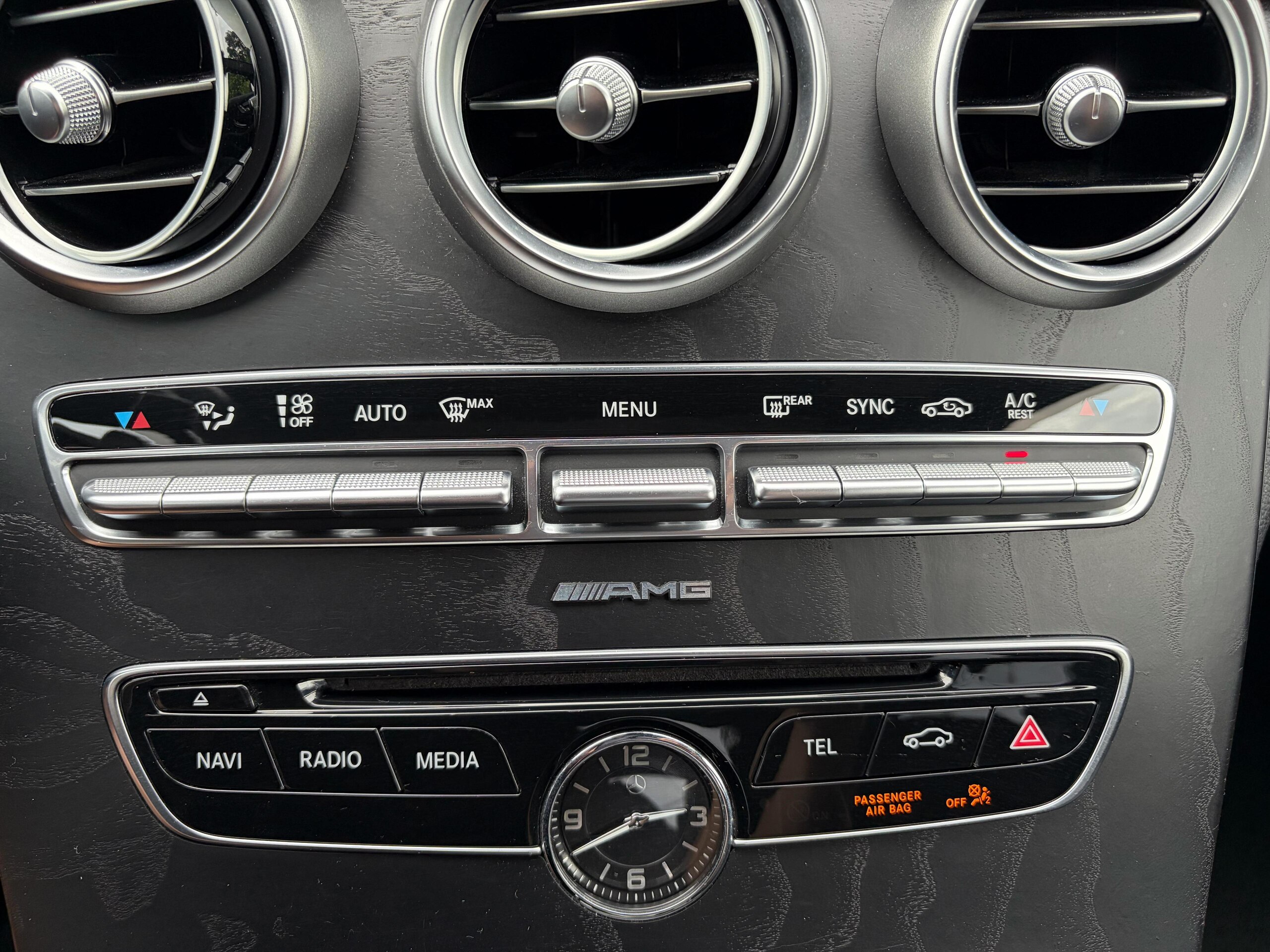 2016 Mercedes-Benz C-Class - メルセデス・ベンツ Cクラス C200 スポーツ エディション(本革仕様) 左ハンドル・サンルーフ・本革シート・ETC・地デジTV・バックカメラ・パドルシフト・アイドリングストップ・サイドバイザー・純正18インチAW・シートヒーター・シートメモリー・ユーザー買取車・クリアランスソナー