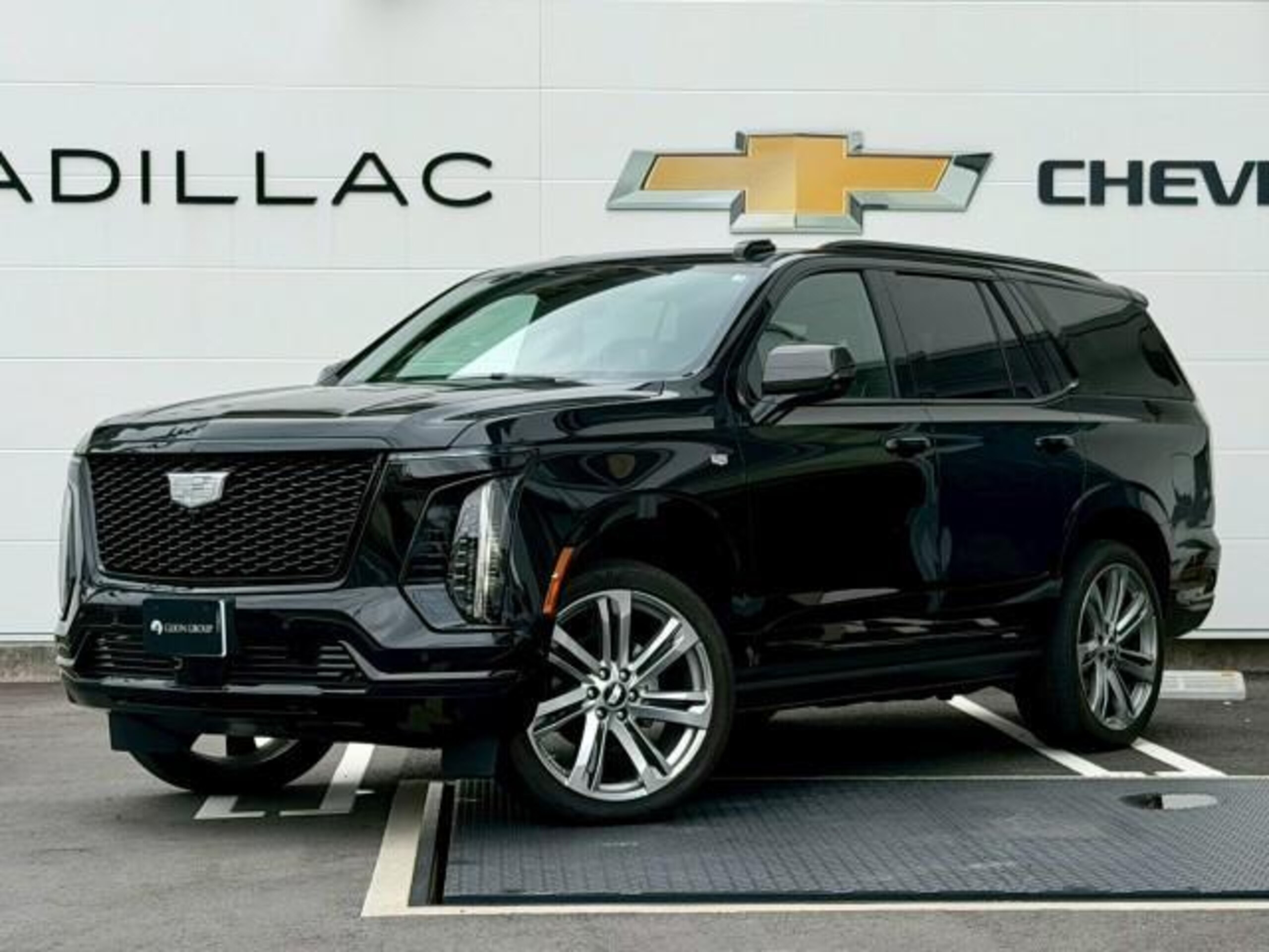 2025 Cadillac Escalade - キャデラック エスカレード スポーツ モノクロクレスト メーカーOPカーボンミラカバー 電動サイドステップ パノラマサンルーフ 55in湾曲LEDディスプレイ 後席用ヘッドレストモニター パワードア ETC AKGサラウンド