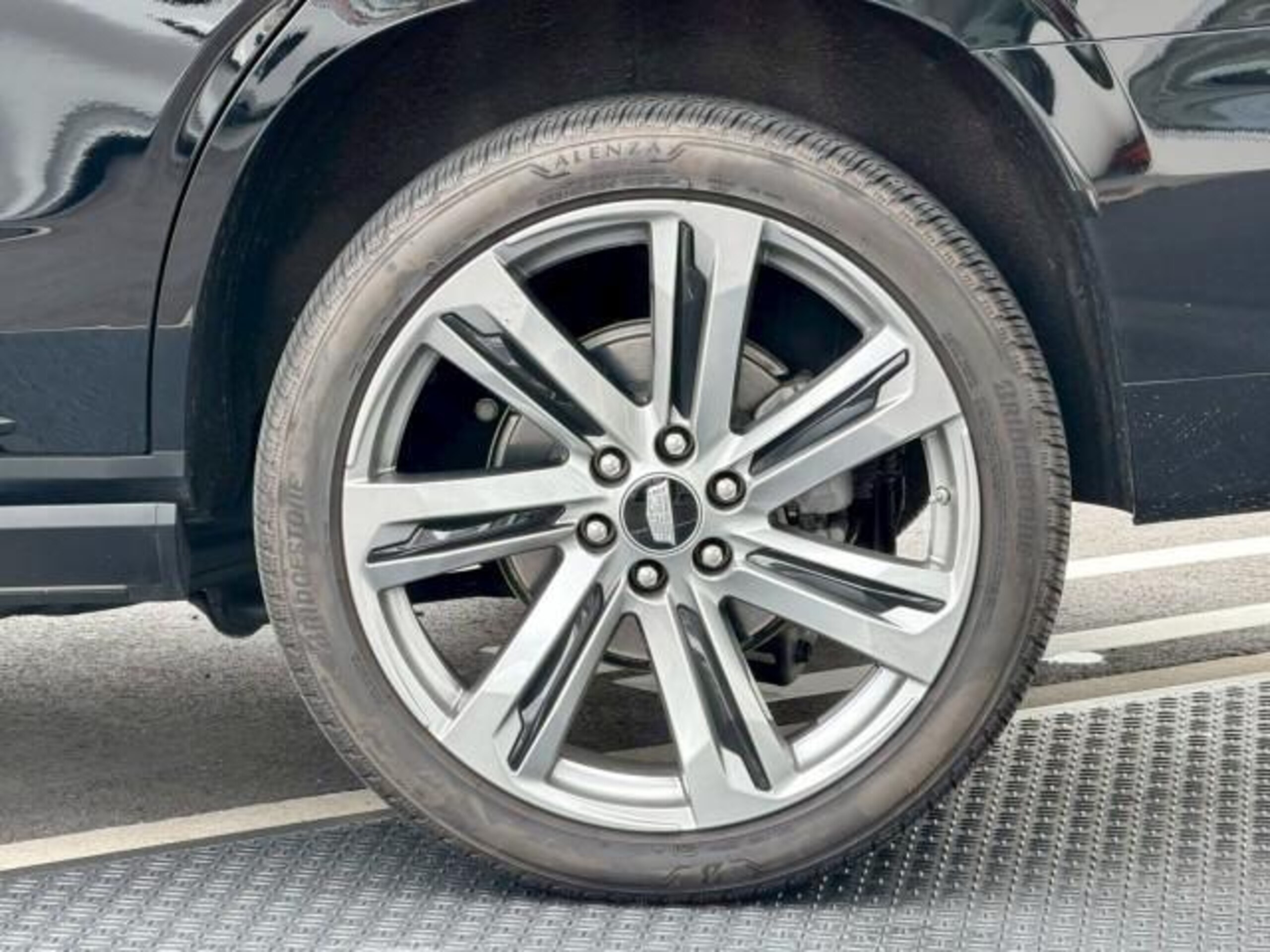 2025 Cadillac Escalade - キャデラック エスカレード スポーツ モノクロクレスト メーカーOPカーボンミラカバー 電動サイドステップ パノラマサンルーフ 55in湾曲LEDディスプレイ 後席用ヘッドレストモニター パワードア ETC AKGサラウンド