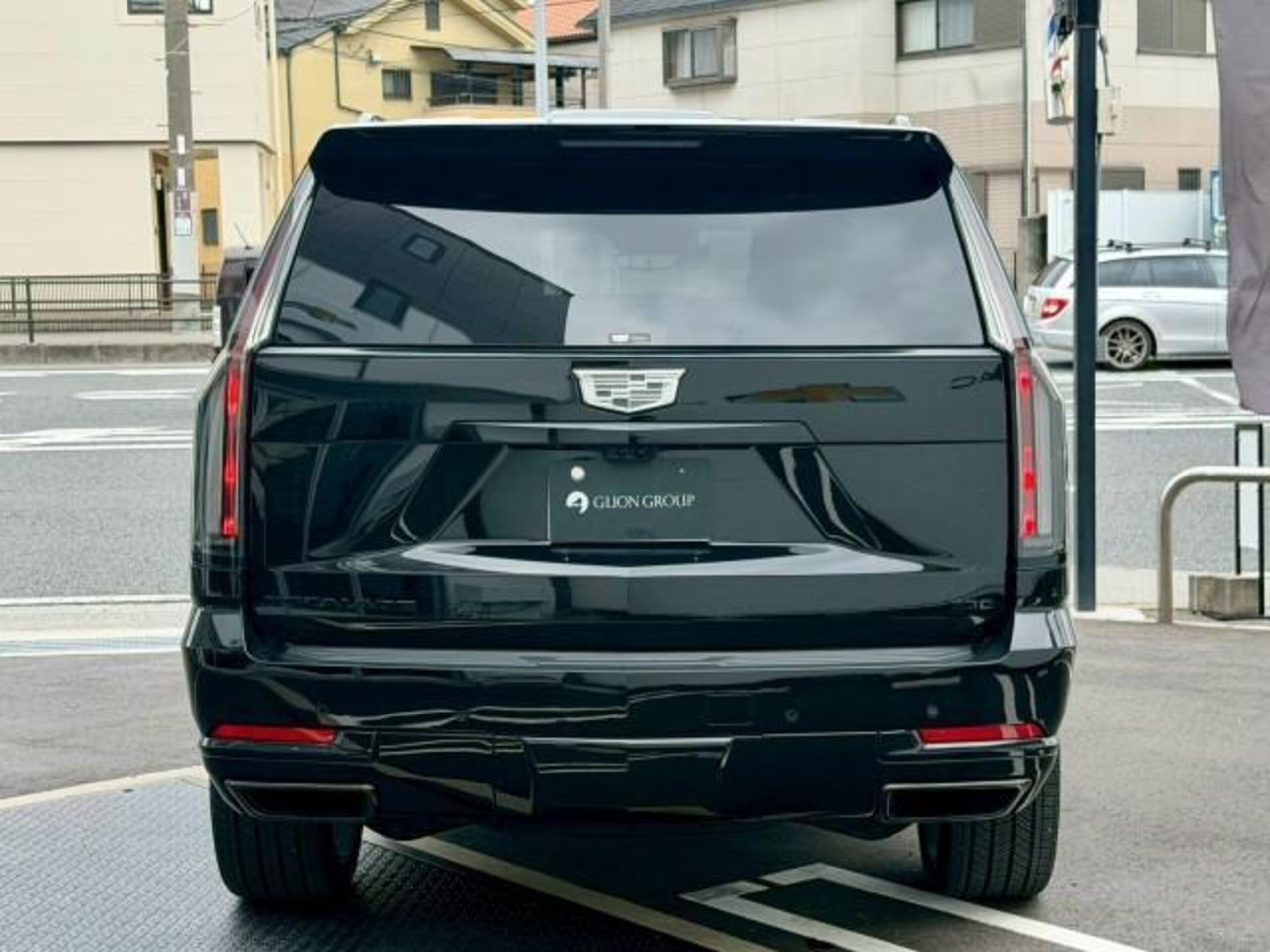 2025 Cadillac Escalade - キャデラック エスカレード スポーツ モノクロクレスト メーカーOPカーボンミラカバー 電動サイドステップ パノラマサンルーフ 55in湾曲LEDディスプレイ 後席用ヘッドレストモニター パワードア ETC AKGサラウンド