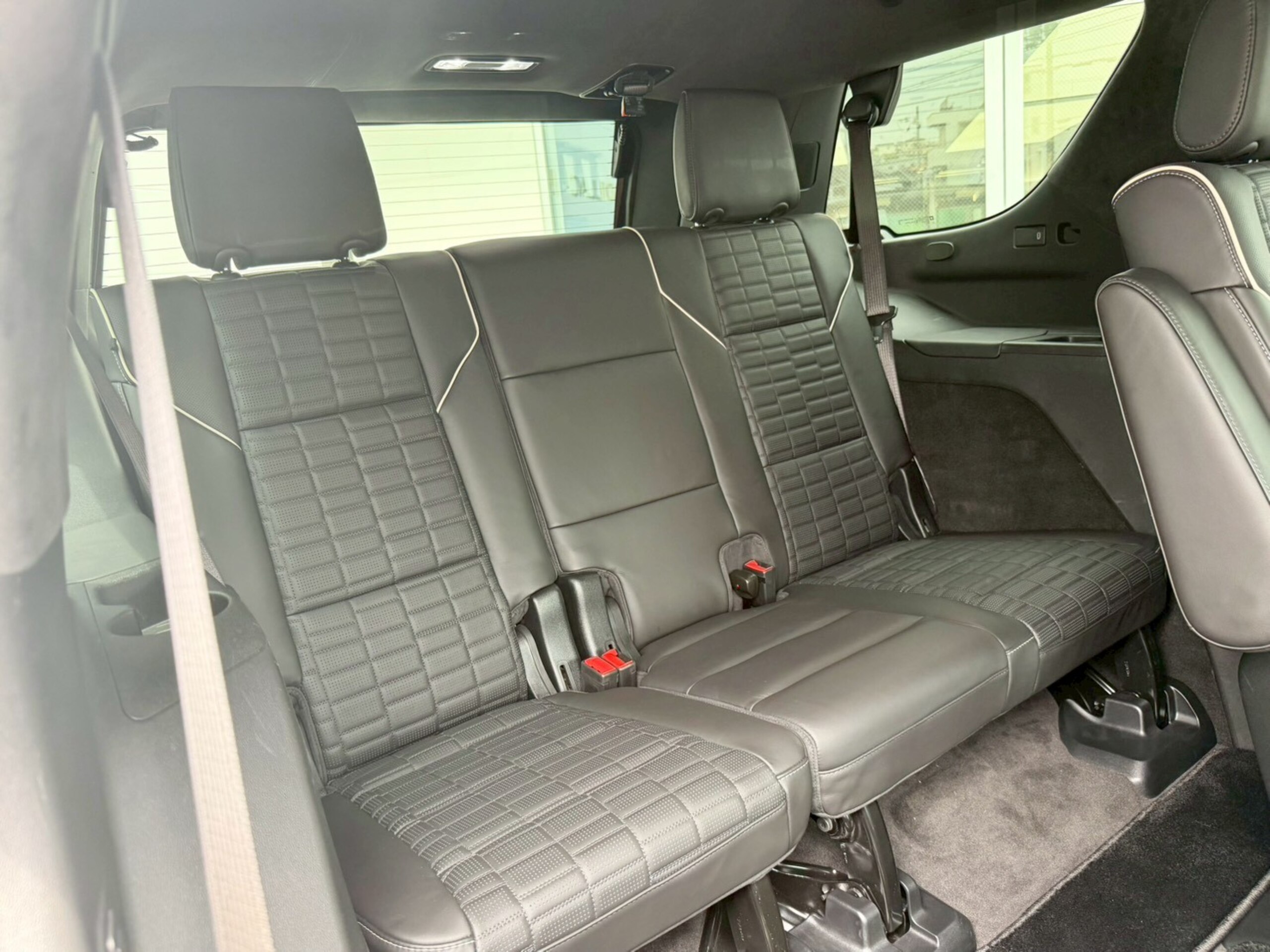 2025 Cadillac Escalade - キャデラック エスカレード スポーツ モノクロクレスト メーカーOPカーボンミラカバー 電動サイドステップ パノラマサンルーフ 55in湾曲LEDディスプレイ 後席用ヘッドレストモニター パワードア ETC AKGサラウンド