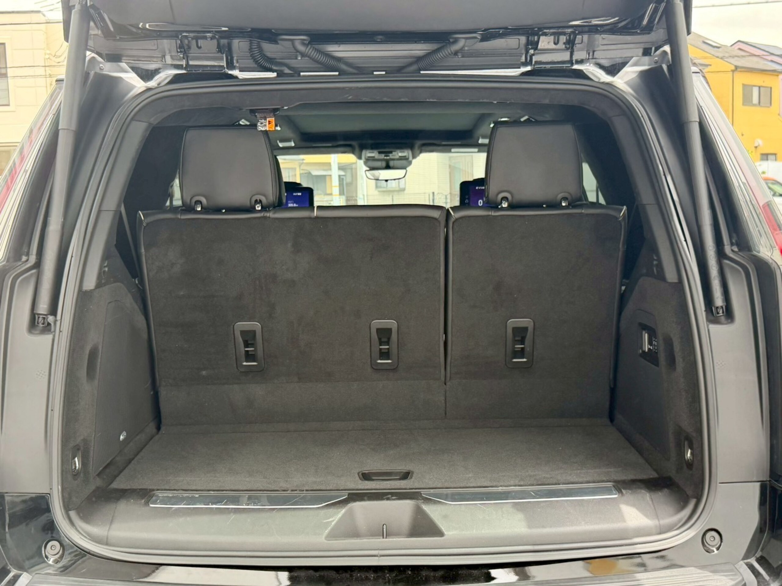 2025 Cadillac Escalade - キャデラック エスカレード スポーツ モノクロクレスト メーカーOPカーボンミラカバー 電動サイドステップ パノラマサンルーフ 55in湾曲LEDディスプレイ 後席用ヘッドレストモニター パワードア ETC AKGサラウンド