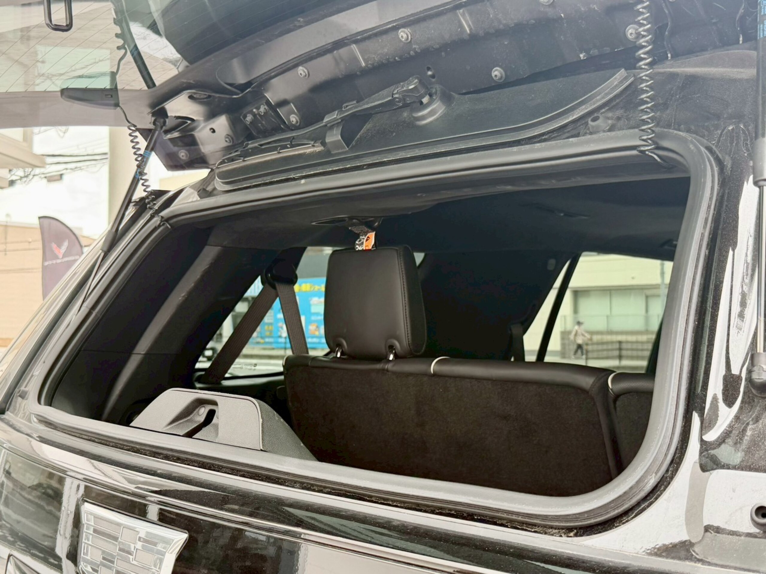 2025 Cadillac Escalade - キャデラック エスカレード スポーツ モノクロクレスト メーカーOPカーボンミラカバー 電動サイドステップ パノラマサンルーフ 55in湾曲LEDディスプレイ 後席用ヘッドレストモニター パワードア ETC AKGサラウンド