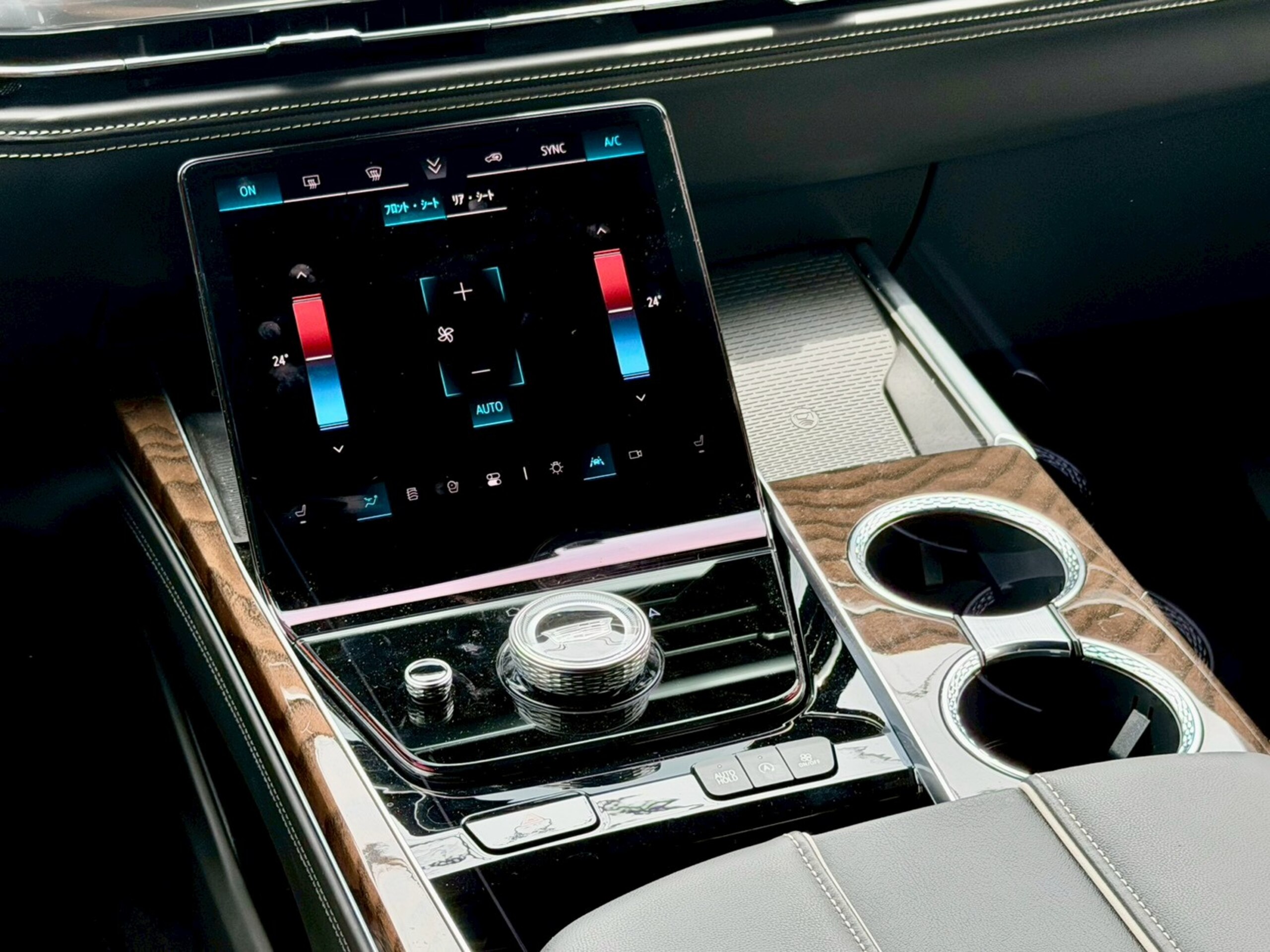 2025 Cadillac Escalade - キャデラック エスカレード スポーツ モノクロクレスト メーカーOPカーボンミラカバー 電動サイドステップ パノラマサンルーフ 55in湾曲LEDディスプレイ 後席用ヘッドレストモニター パワードア ETC AKGサラウンド