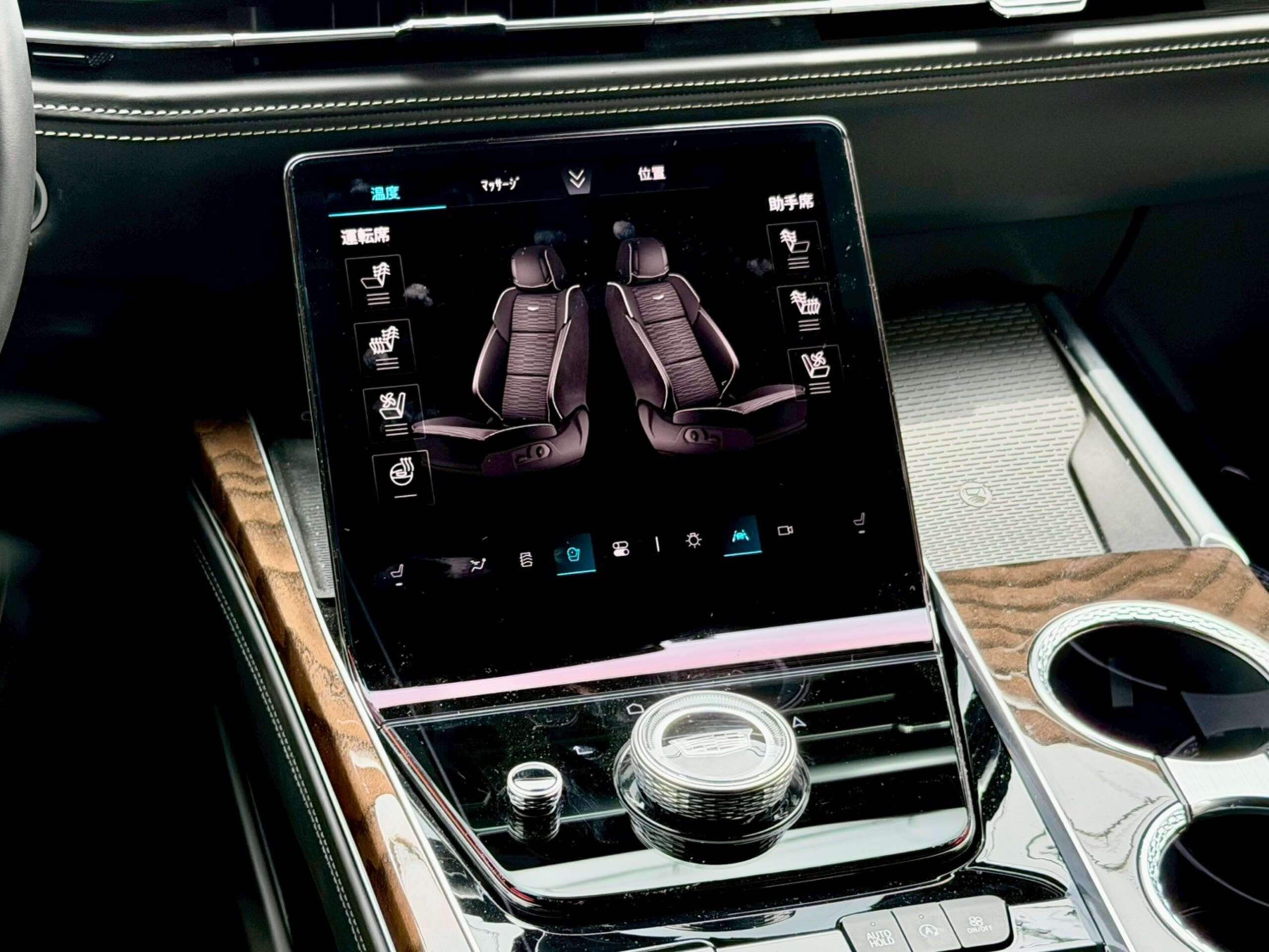 2025 Cadillac Escalade - キャデラック エスカレード スポーツ モノクロクレスト メーカーOPカーボンミラカバー 電動サイドステップ パノラマサンルーフ 55in湾曲LEDディスプレイ 後席用ヘッドレストモニター パワードア ETC AKGサラウンド