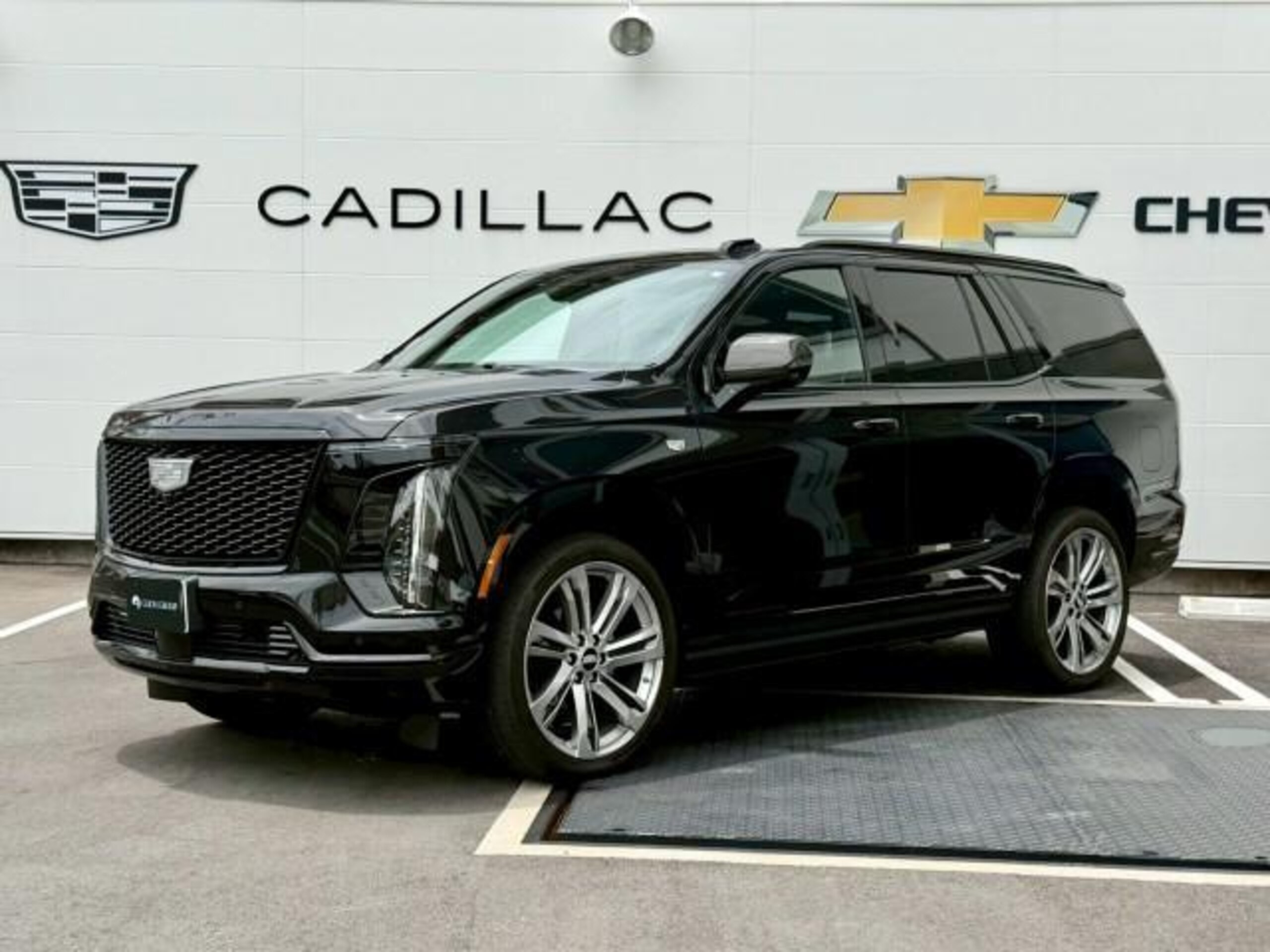 2025 Cadillac Escalade - キャデラック エスカレード スポーツ モノクロクレスト メーカーOPカーボンミラカバー 電動サイドステップ パノラマサンルーフ 55in湾曲LEDディスプレイ 後席用ヘッドレストモニター パワードア ETC AKGサラウンド