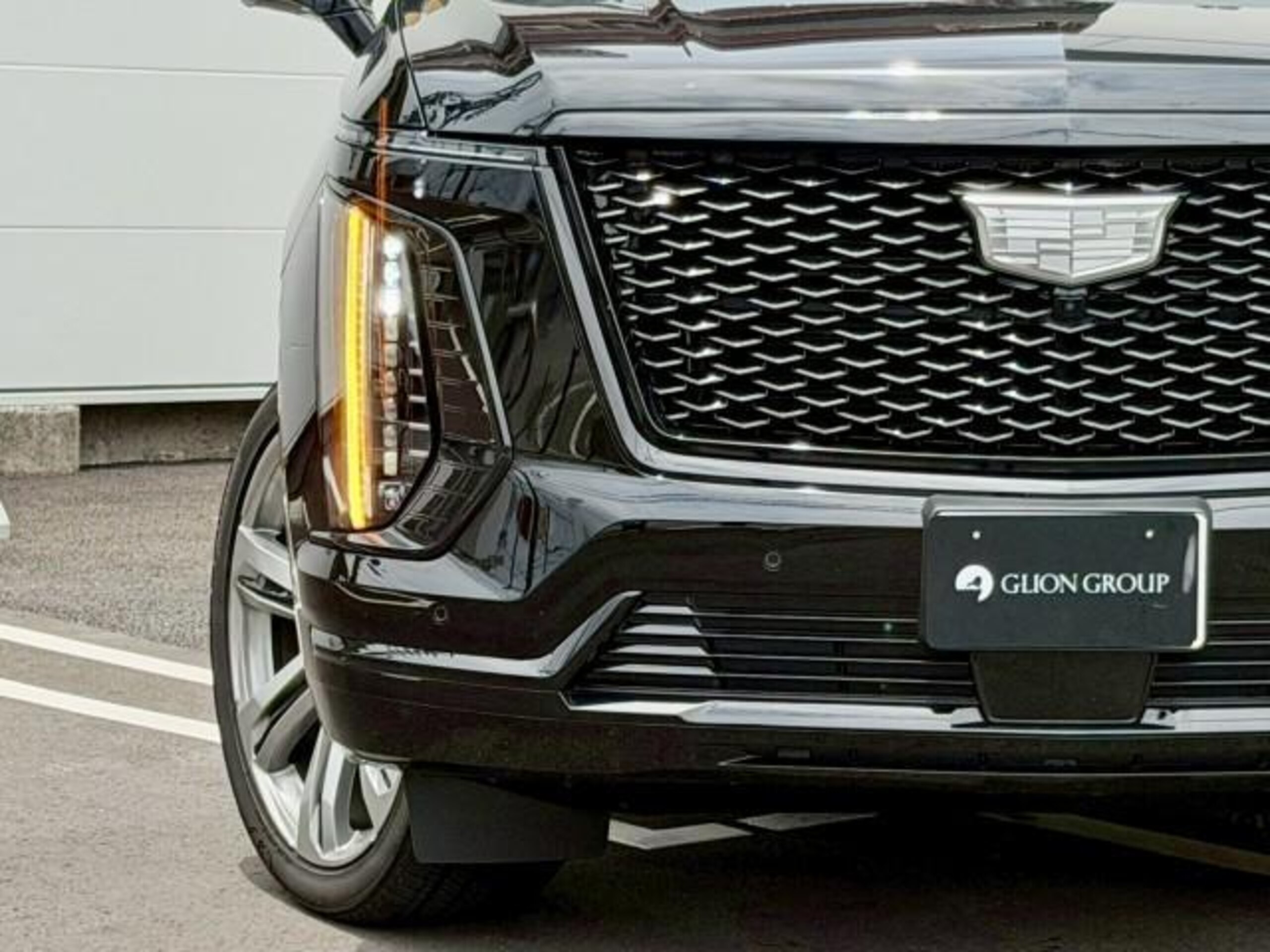 2025 Cadillac Escalade - キャデラック エスカレード スポーツ モノクロクレスト メーカーOPカーボンミラカバー 電動サイドステップ パノラマサンルーフ 55in湾曲LEDディスプレイ 後席用ヘッドレストモニター パワードア ETC AKGサラウンド