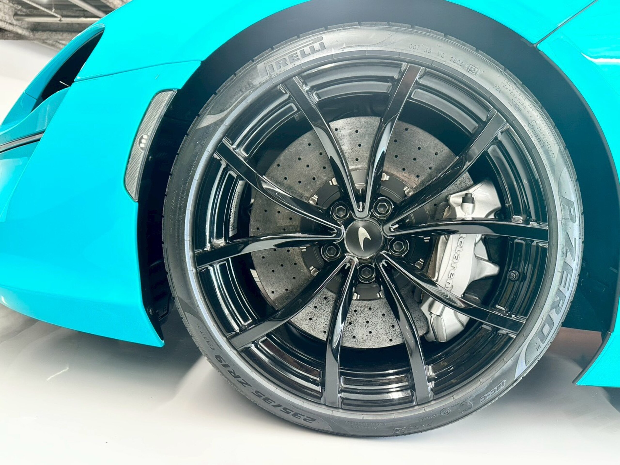 2024 McLaren Artura Spider - マクラーレン アルトゥーラスパイダー テックラックス 弊社展示車 左H MSOペイント スポーツエキゾースト・エレクトロクロミックルーフ・アンダーボディカーボンファイバーパック・エクステリアディテールカーボンパック・トノーグロスビジュアルカーボン・ステルスバッジパック