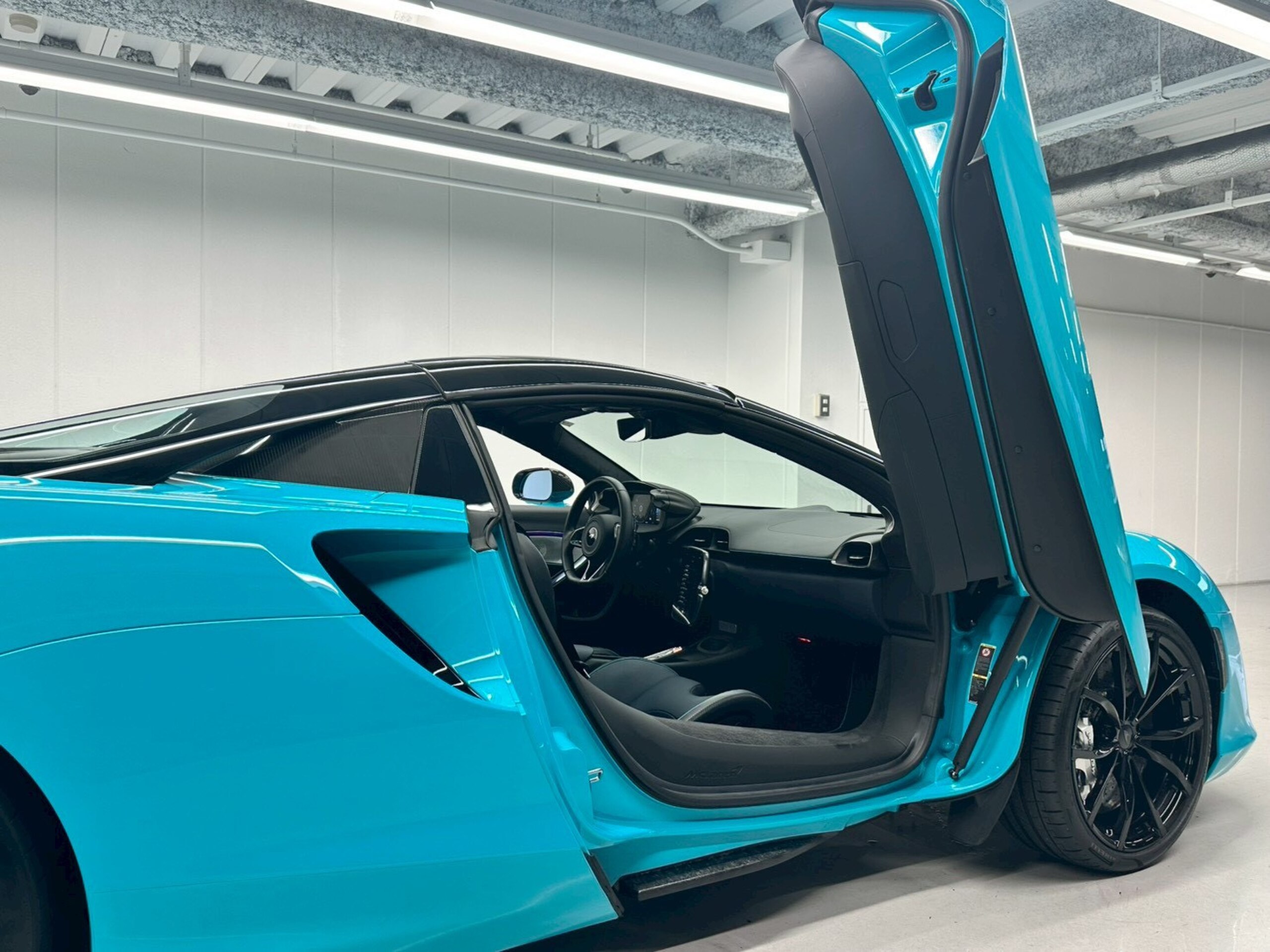 2024 McLaren Artura Spider - マクラーレン アルトゥーラスパイダー テックラックス 弊社展示車 左H MSOペイント スポーツエキゾースト・エレクトロクロミックルーフ・アンダーボディカーボンファイバーパック・エクステリアディテールカーボンパック・トノーグロスビジュアルカーボン・ステルスバッジパック
