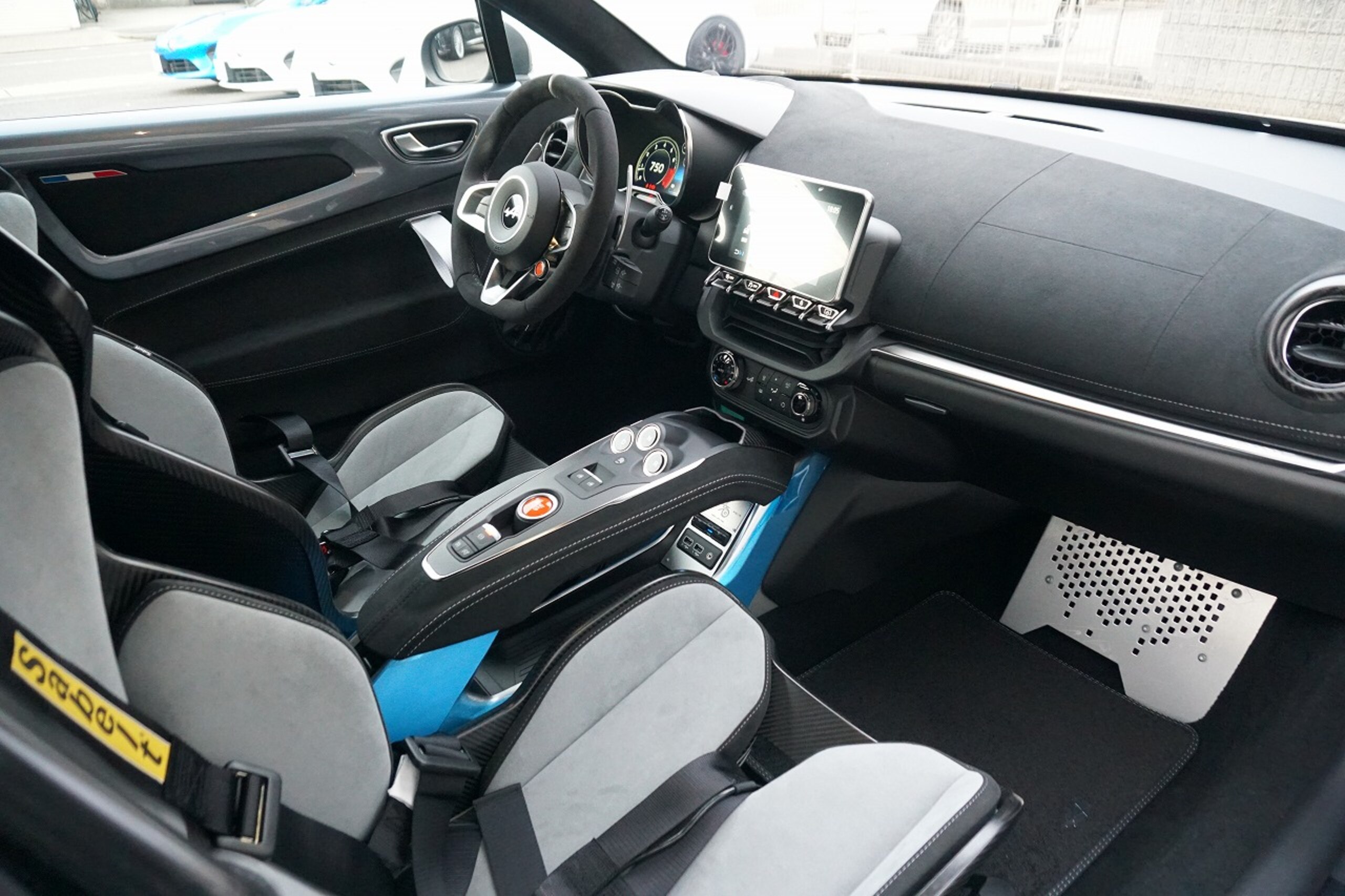 2026 Alpine A110 - アルピーヌ A110 R 70 左H 登録済未使用車 走行25km 5年延長新車保証 アクラポヴィッチチタンマフラー フルプロテクションフィルム グレーアルカンターラインテ カーボンホイール Sabelt軽量カーボンバケットシート+5点式ベルト