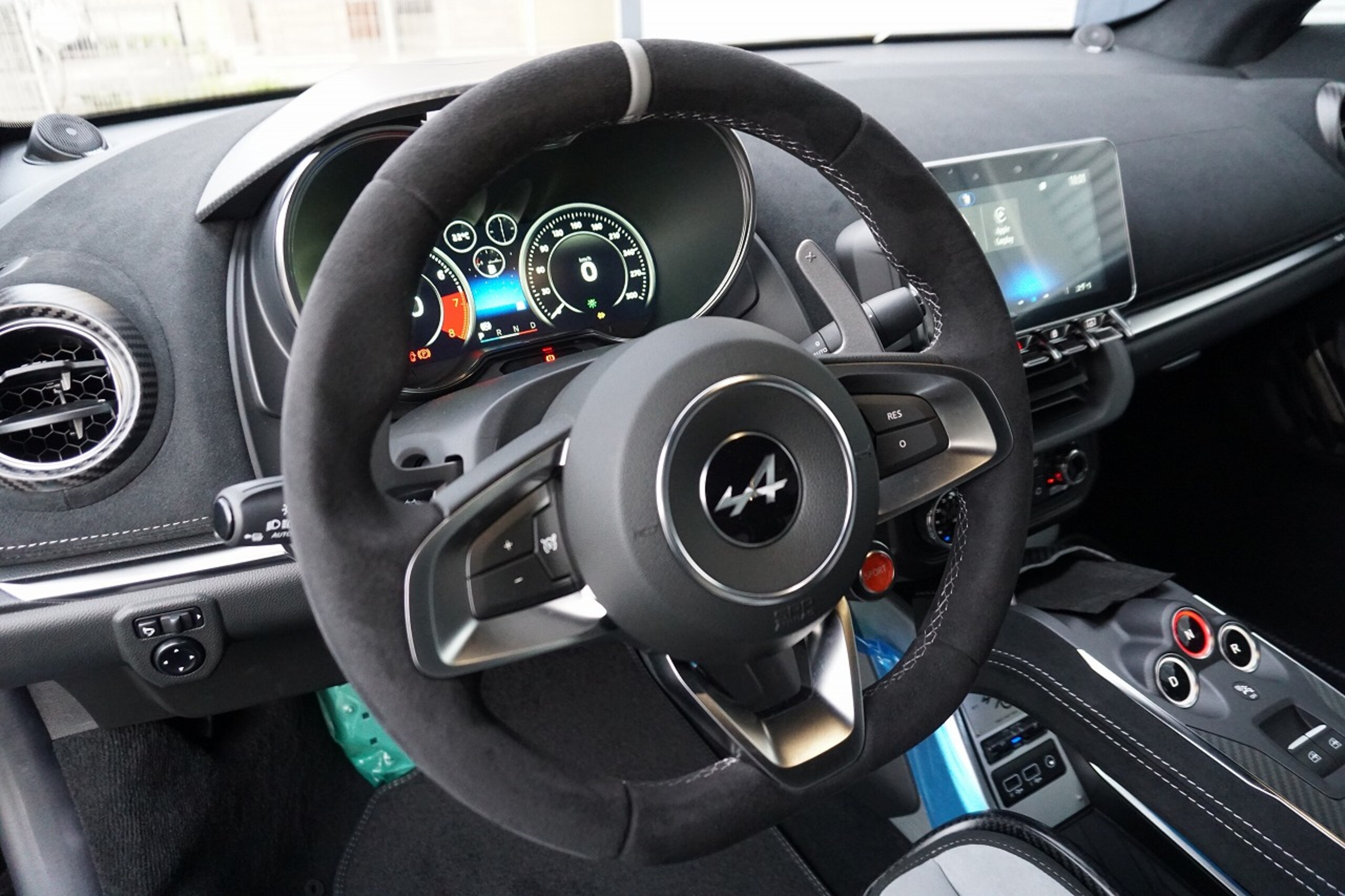2026 Alpine A110 - アルピーヌ A110 R 70 左H 登録済未使用車 走行25km 5年延長新車保証 アクラポヴィッチチタンマフラー フルプロテクションフィルム グレーアルカンターラインテ カーボンホイール Sabelt軽量カーボンバケットシート+5点式ベルト
