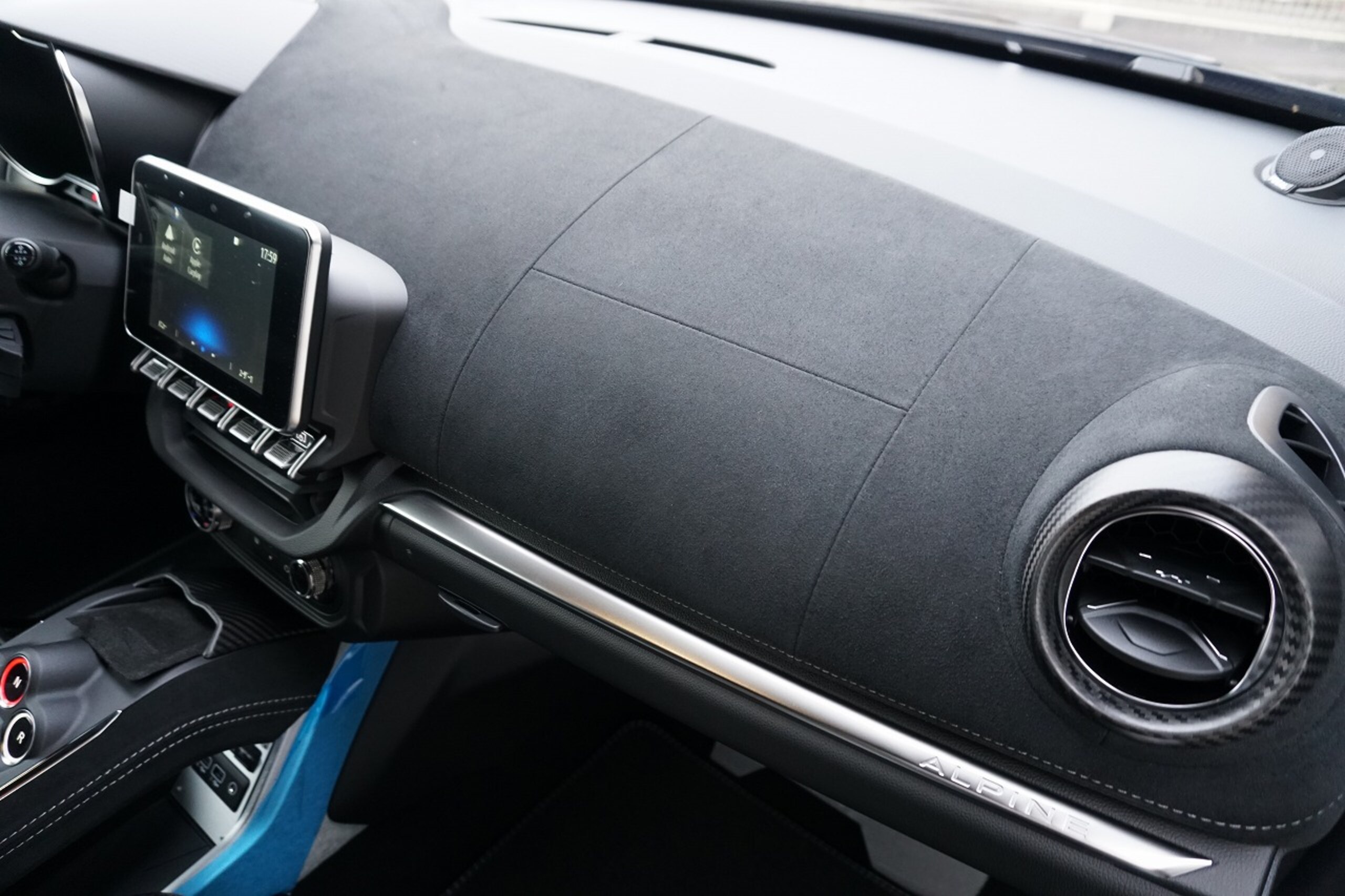 2026 Alpine A110 - アルピーヌ A110 R 70 左H 登録済未使用車 走行25km 5年延長新車保証 アクラポヴィッチチタンマフラー フルプロテクションフィルム グレーアルカンターラインテ カーボンホイール Sabelt軽量カーボンバケットシート+5点式ベルト
