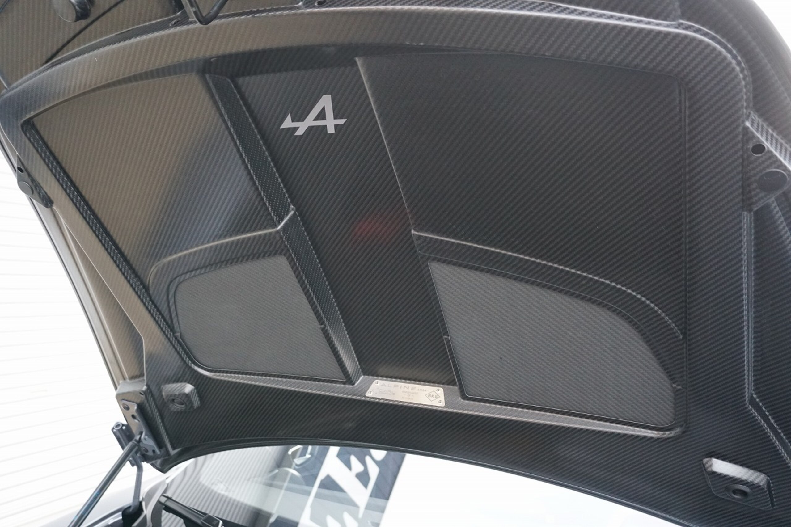 2026 Alpine A110 - アルピーヌ A110 R 70 左H 登録済未使用車 走行25km 5年延長新車保証 アクラポヴィッチチタンマフラー フルプロテクションフィルム グレーアルカンターラインテ カーボンホイール Sabelt軽量カーボンバケットシート+5点式ベルト