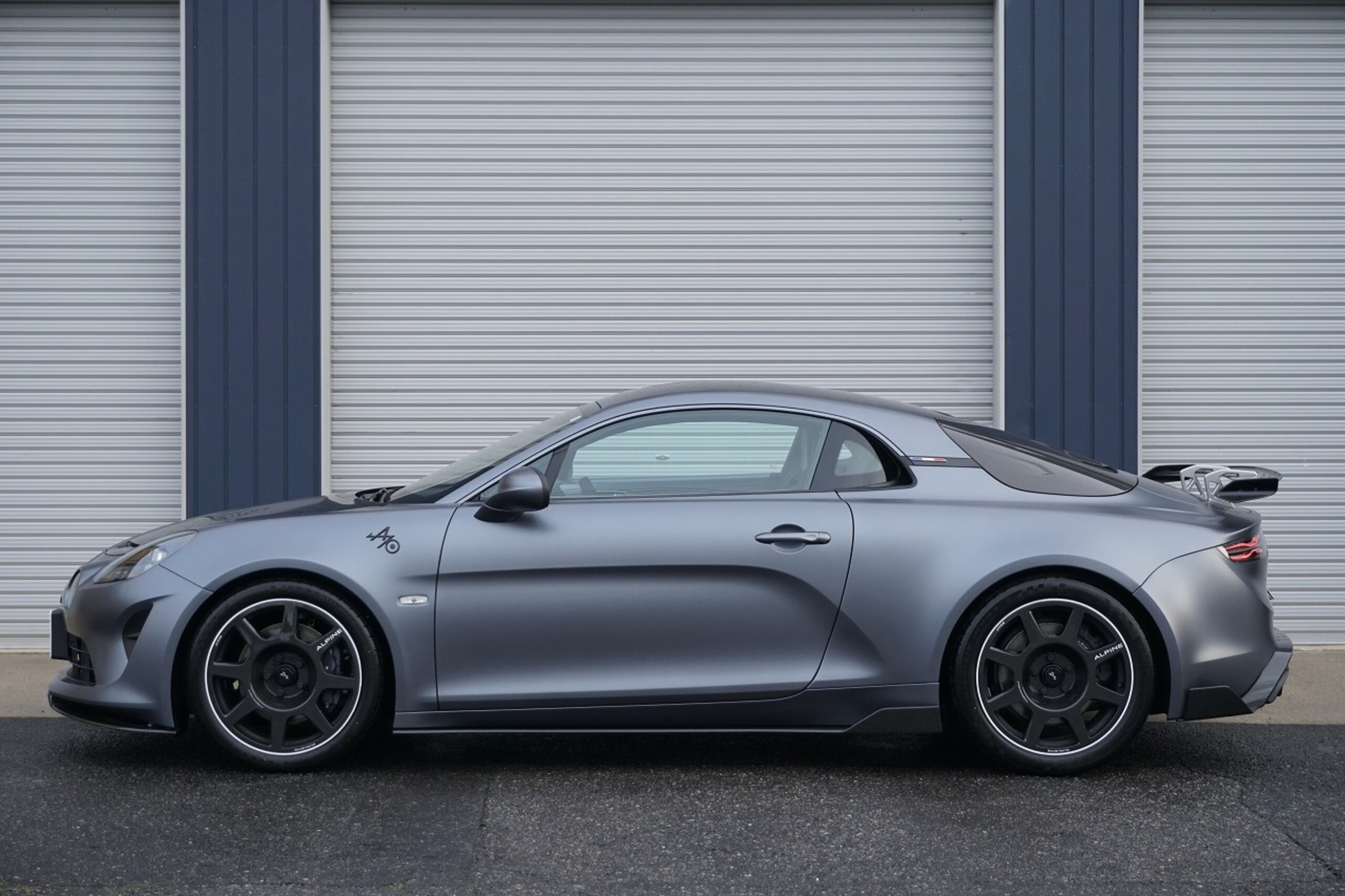 2026 Alpine A110 - アルピーヌ A110 R 70 左H 登録済未使用車 走行25km 5年延長新車保証 アクラポヴィッチチタンマフラー フルプロテクションフィルム グレーアルカンターラインテ カーボンホイール Sabelt軽量カーボンバケットシート+5点式ベルト