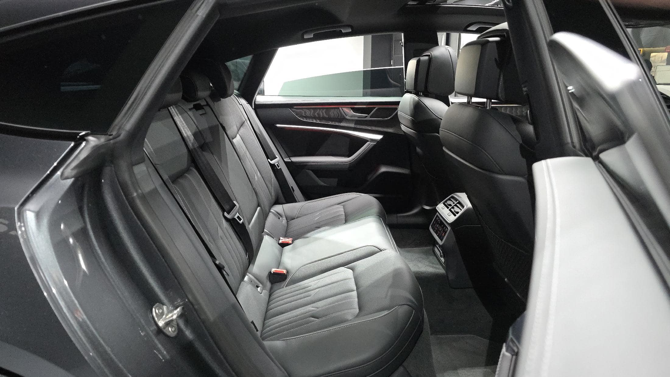 2025 AUDI A7 55 TFSI e Quattro Premium - 2025 アウディ A7