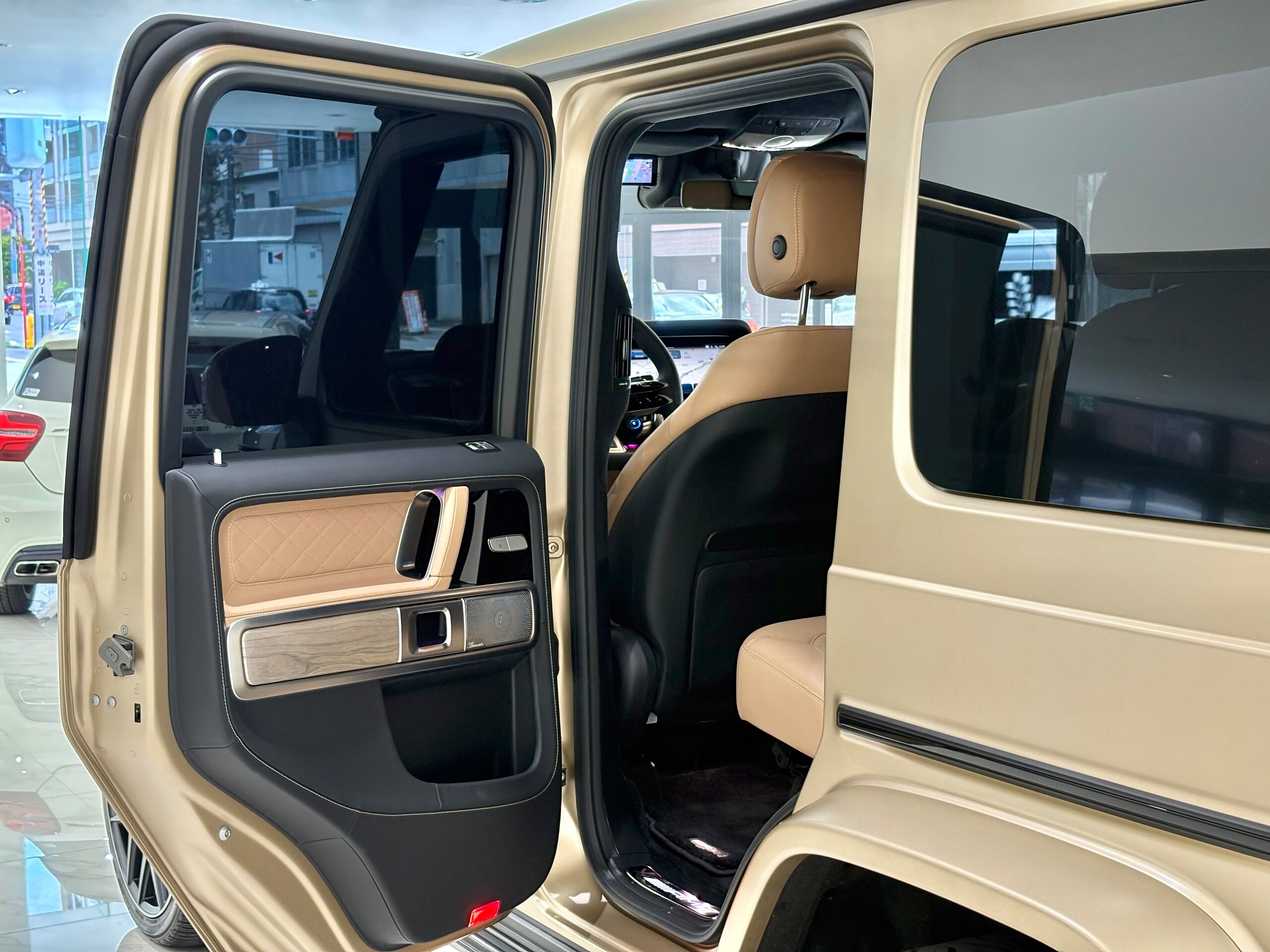 2025 Mercedes-AMG G-Class - メルセデスＡＭＧ Gクラス G63 (ISG) 4WD MP202502 世田谷SPオーダー MANUFAKTUR P+ MANUFAKTURインテリアプラスPKG AMGナイトPKGIIボディ同色スペアタイヤリング ベージュシートベルト 24インチWALD製AW