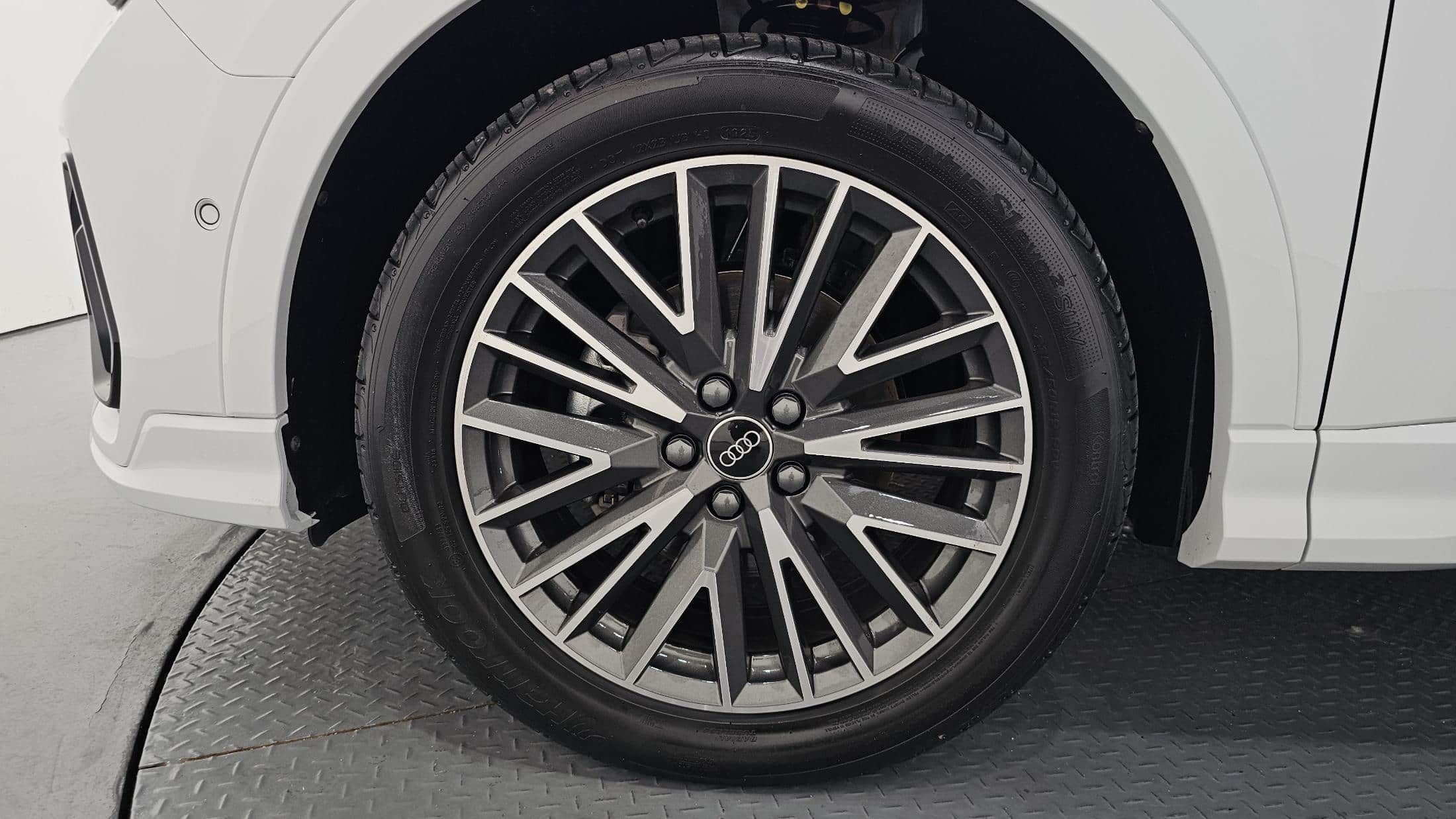2025 AUDI Q3 35 TDI Premium - 2025 アウディ Q3